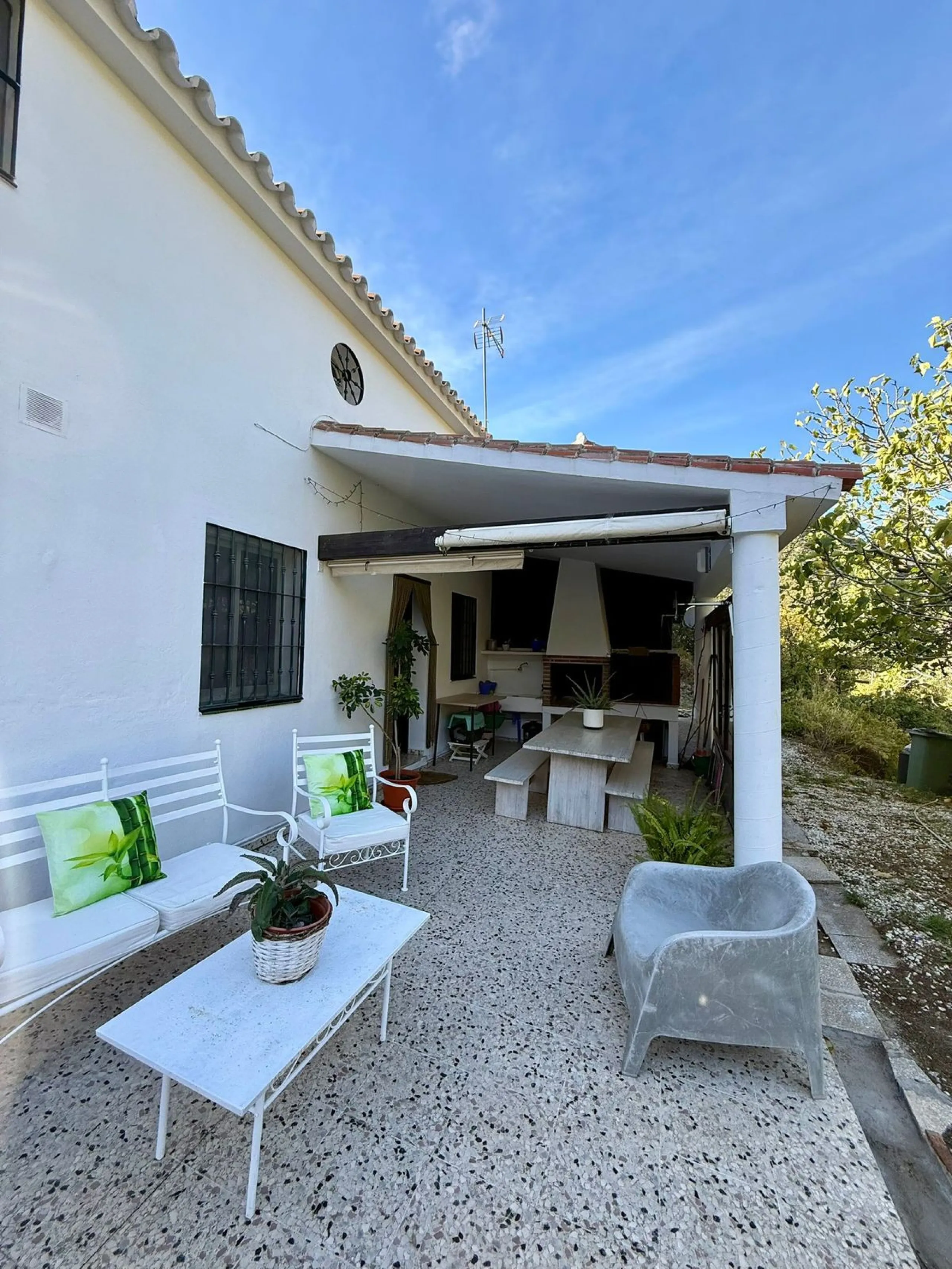 Leave the stress of the coast behind and discover your own paradise just 15 minutes from Marbella. This exceptional estate, nestled in the heart of the Sierra Blanca mountains, offers 60,000 m² of productive land, a true oasis of peace.