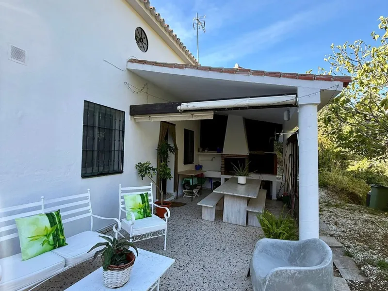 Leave the stress of the coast behind and discover your own paradise just 15 minutes from Marbella. This exceptional estate, nestled in the heart of the Sierra Blanca mountains, offers 60,000 m² of productive land, a true oasis of peace.