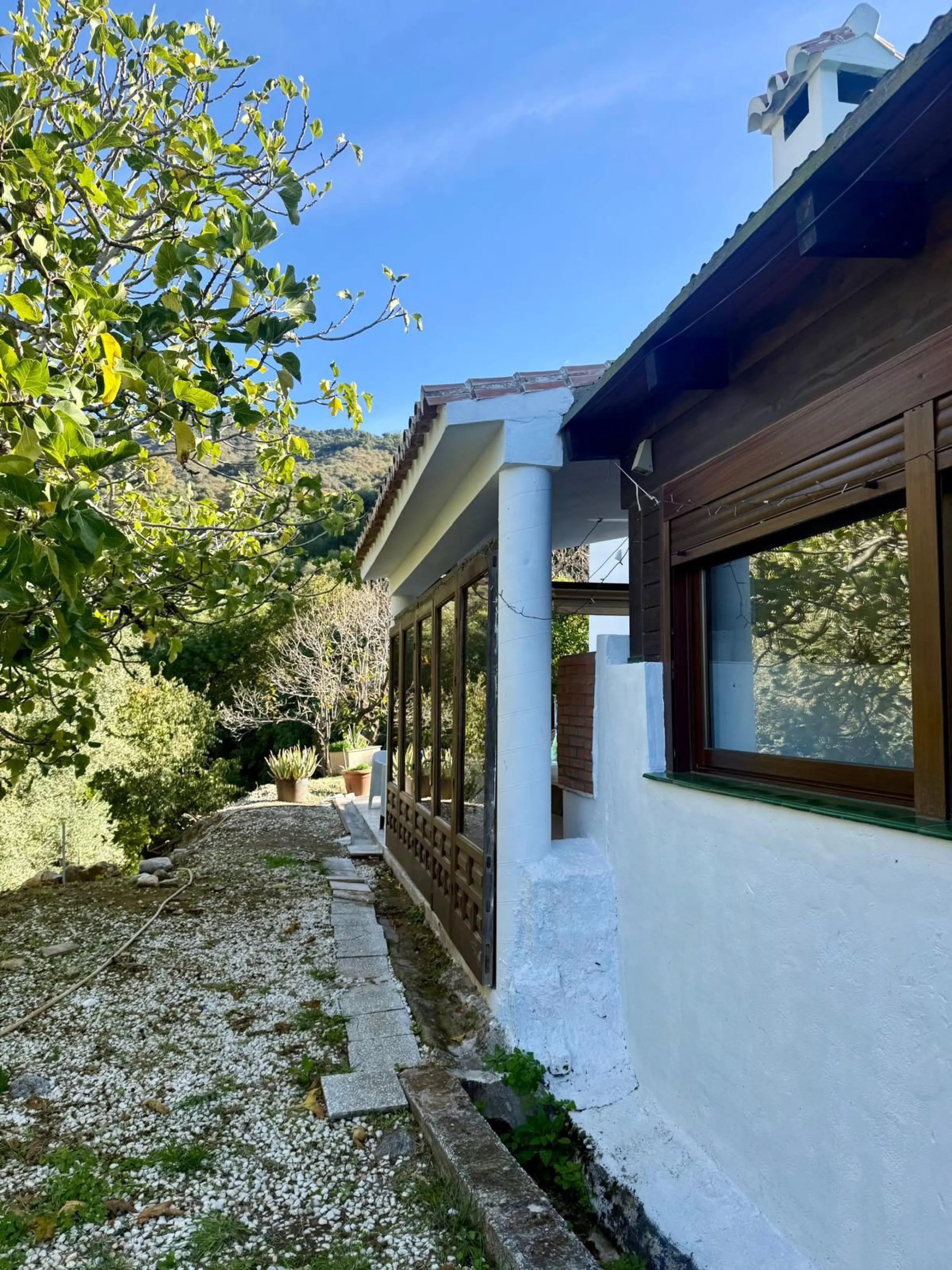 Leave the stress of the coast behind and discover your own paradise just 15 minutes from Marbella. This exceptional estate, nestled in the heart of the Sierra Blanca mountains, offers 60,000 m² of productive land, a true oasis of peace.