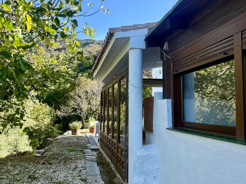 Leave the stress of the coast behind and discover your own paradise just 15 minutes from Marbella. This exceptional estate, nestled in the heart of the Sierra Blanca mountains, offers 60,000 m² of productive land, a true oasis of peace.