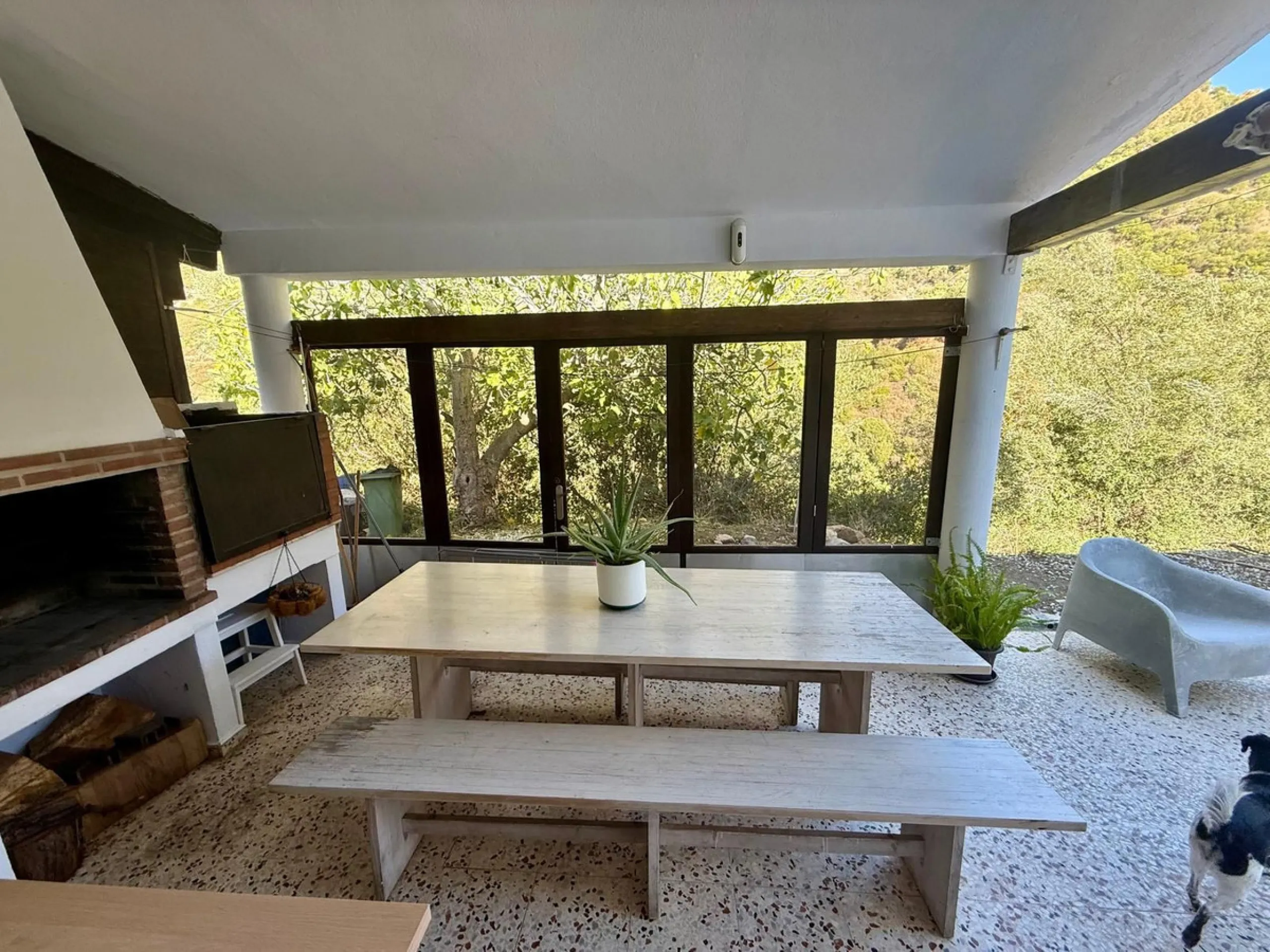 Leave the stress of the coast behind and discover your own paradise just 15 minutes from Marbella. This exceptional estate, nestled in the heart of the Sierra Blanca mountains, offers 60,000 m² of productive land, a true oasis of peace.