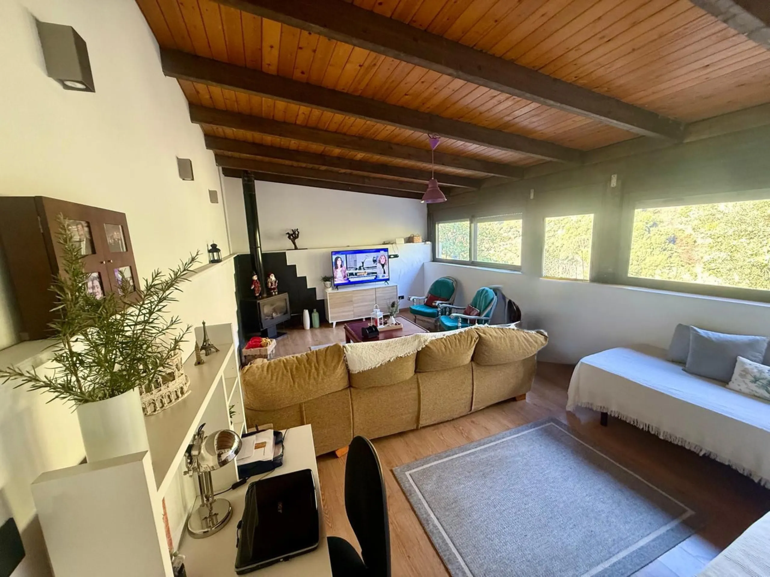 Leave the stress of the coast behind and discover your own paradise just 15 minutes from Marbella. This exceptional estate, nestled in the heart of the Sierra Blanca mountains, offers 60,000 m² of productive land, a true oasis of peace.
