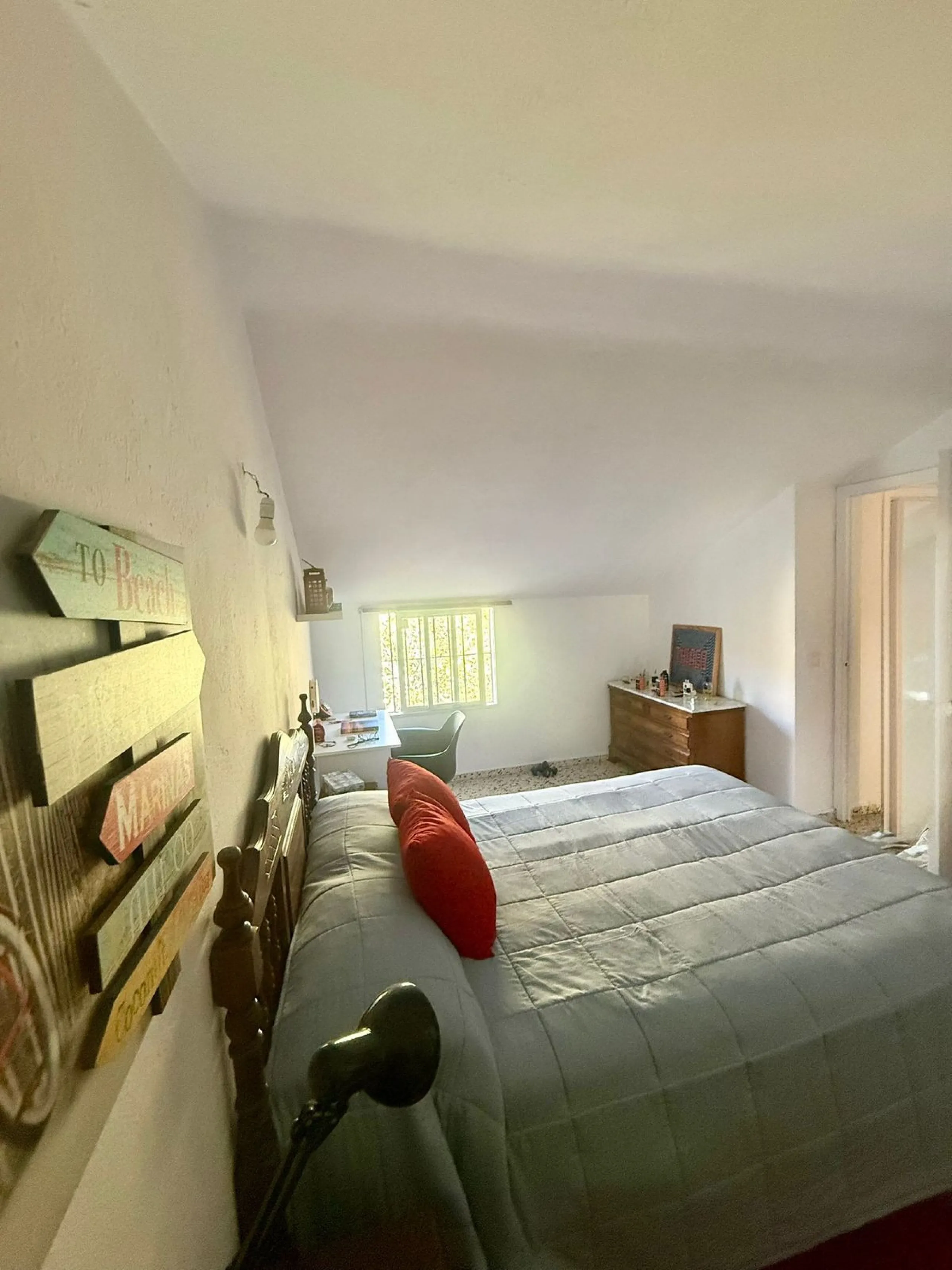 Leave the stress of the coast behind and discover your own paradise just 15 minutes from Marbella. This exceptional estate, nestled in the heart of the Sierra Blanca mountains, offers 60,000 m² of productive land, a true oasis of peace.