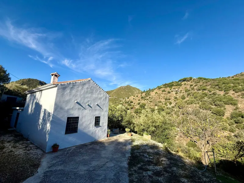 Leave the stress of the coast behind and discover your own paradise just 15 minutes from Marbella. This exceptional estate, nestled in the heart of the Sierra Blanca mountains, offers 60,000 m² of productive land, a true oasis of peace.