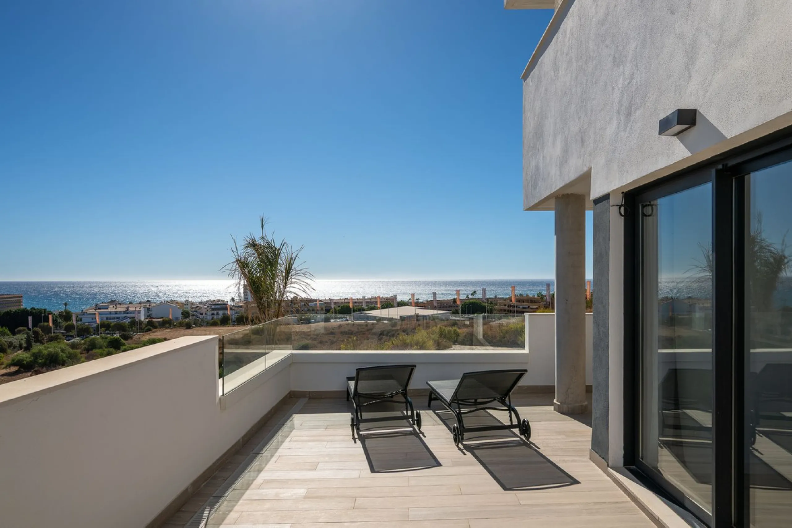 Spacious South-East Facing 4-Bedroom Apartment with Panoramic Views – Navigolf Suites, La Cala de Mijas