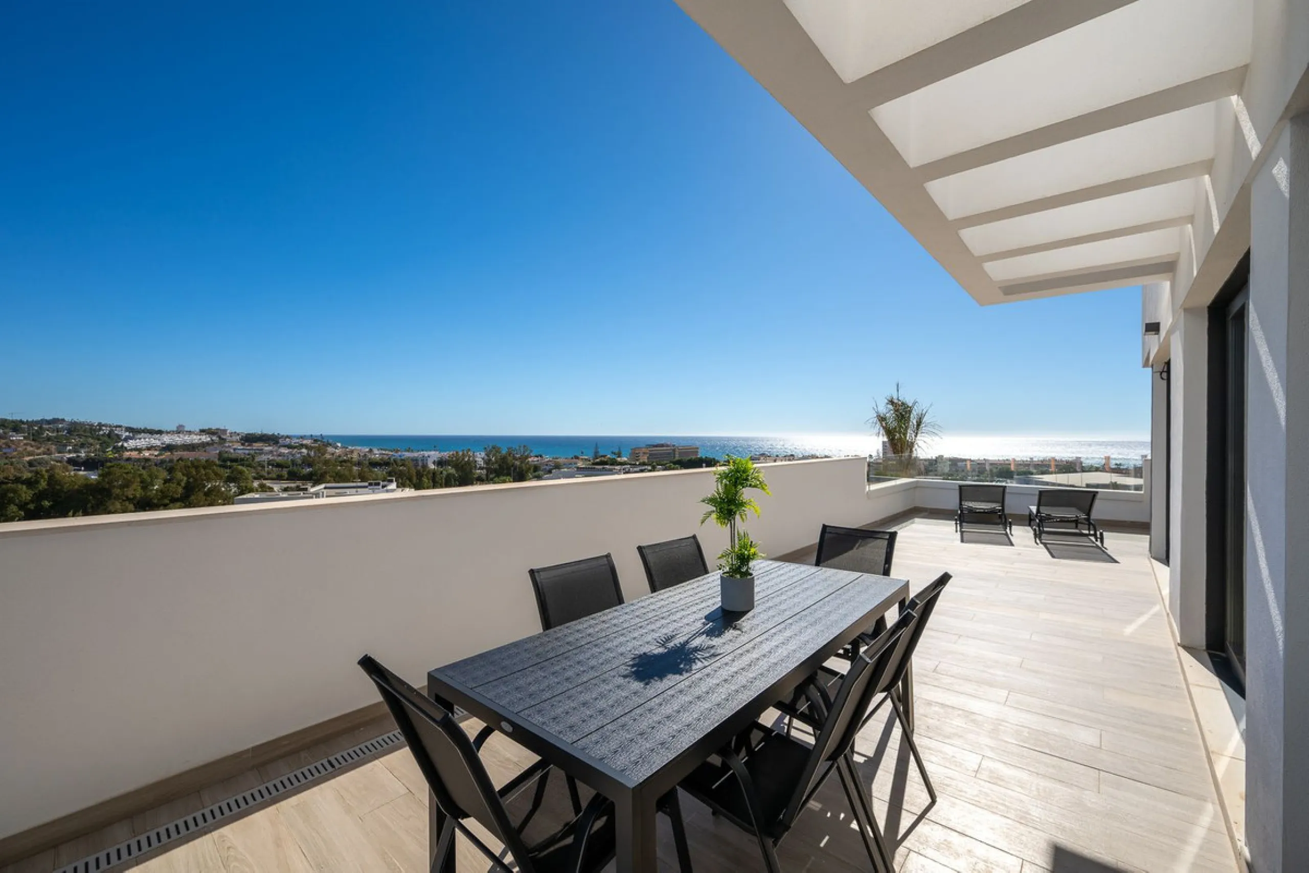 Spacious South-East Facing 4-Bedroom Apartment with Panoramic Views – Navigolf Suites, La Cala de Mijas
