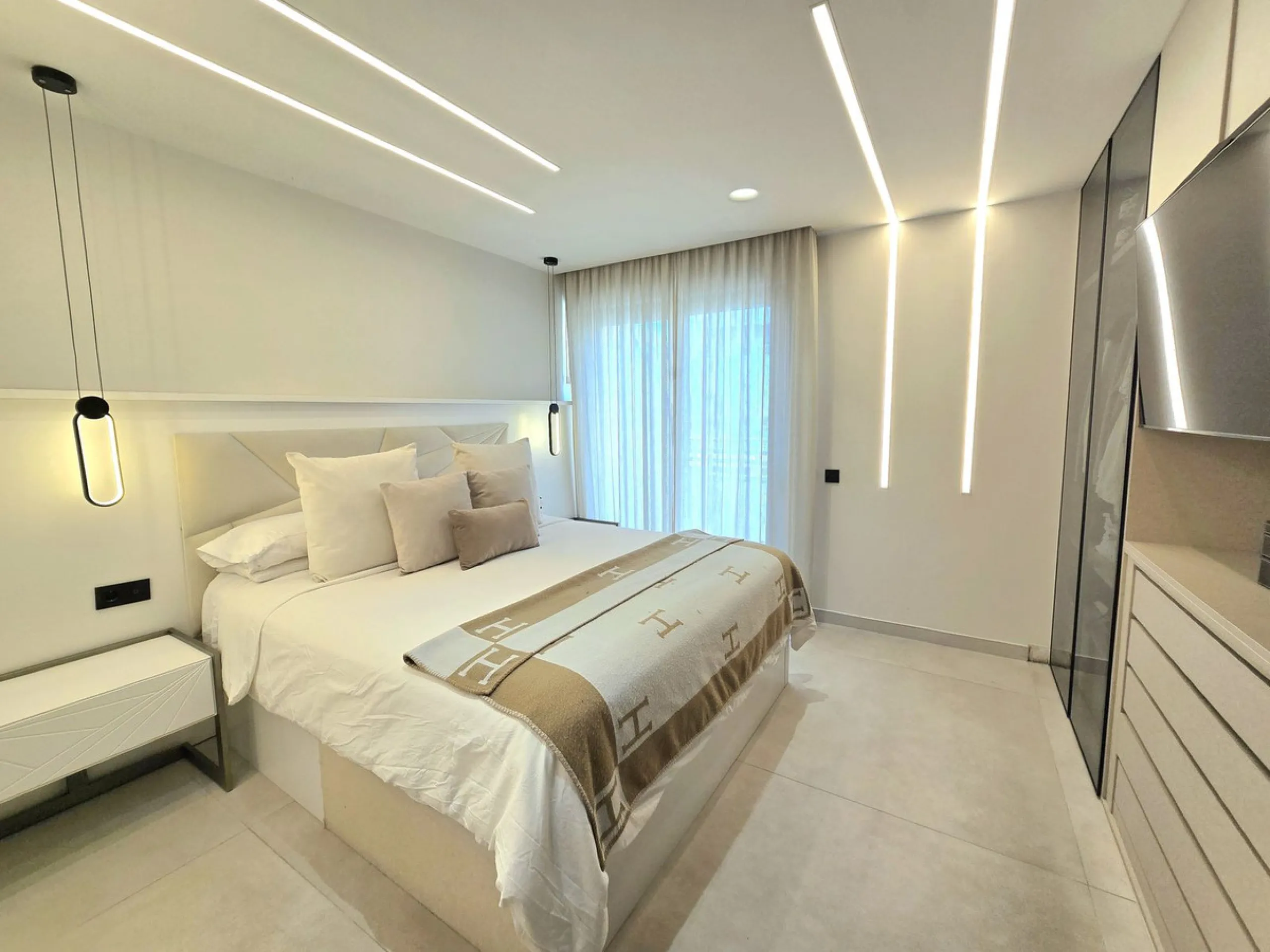 Luxury duplex penthouse with 3 terraces, private solarium and mountain views on the Costa del Sol