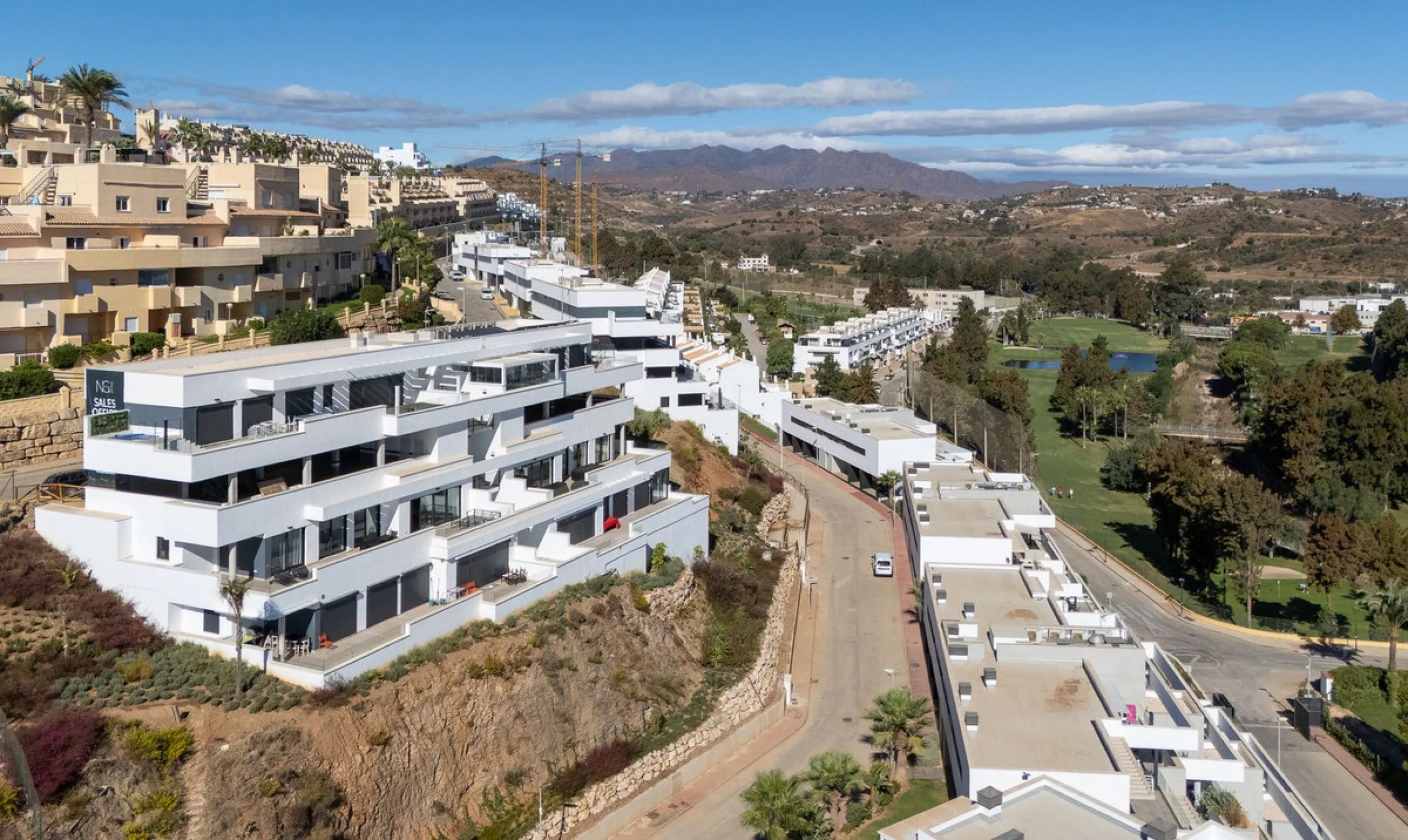 Spacious South-East Facing 4-Bedroom Apartment with Panoramic Views – Navigolf Suites, La Cala de Mijas