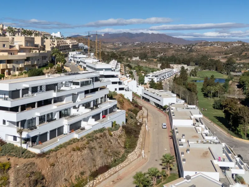 Spacious South-East Facing 4-Bedroom Apartment with Panoramic Views – Navigolf Suites, La Cala de Mijas