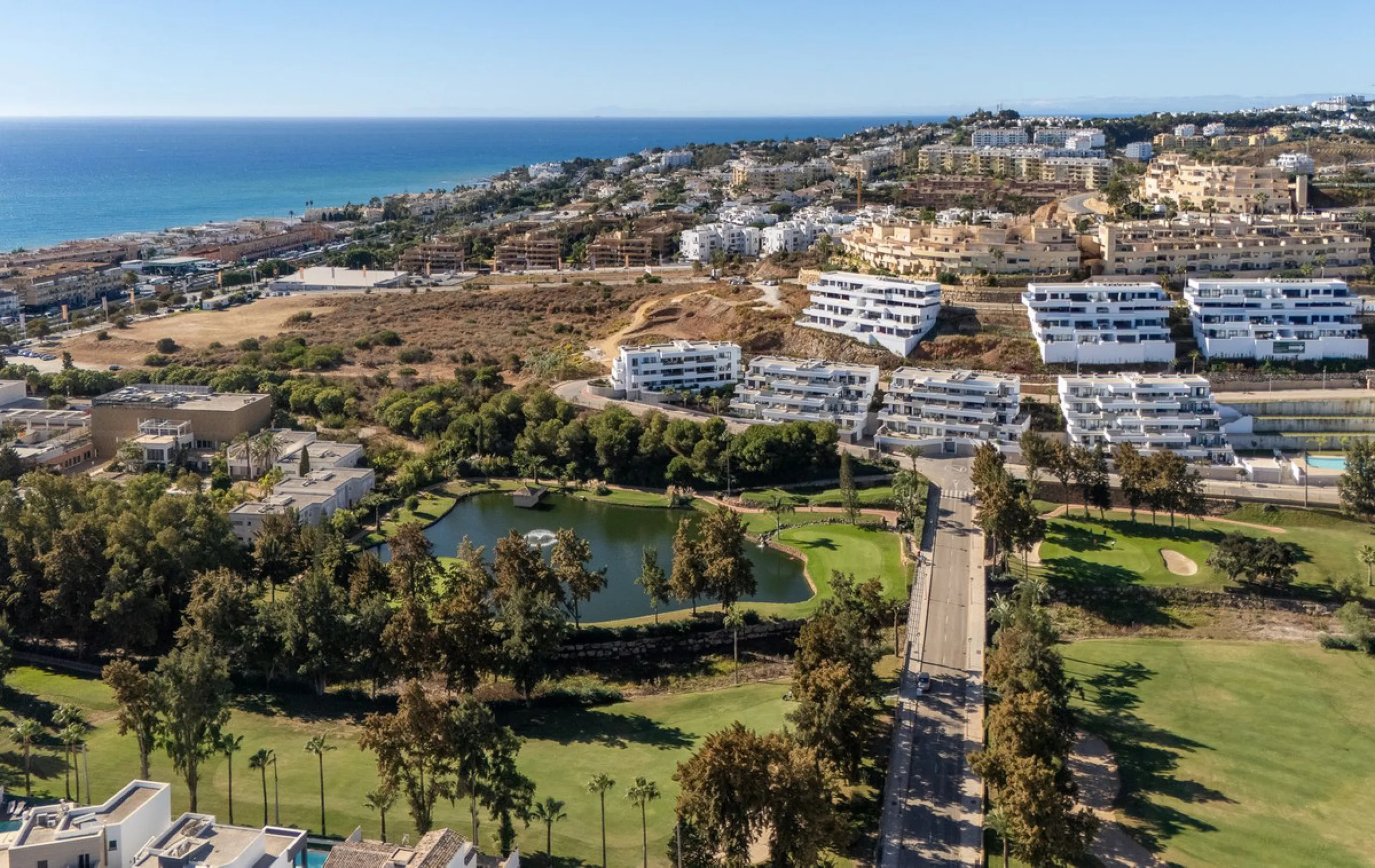 Spacious South-East Facing 4-Bedroom Apartment with Panoramic Views – Navigolf Suites, La Cala de Mijas