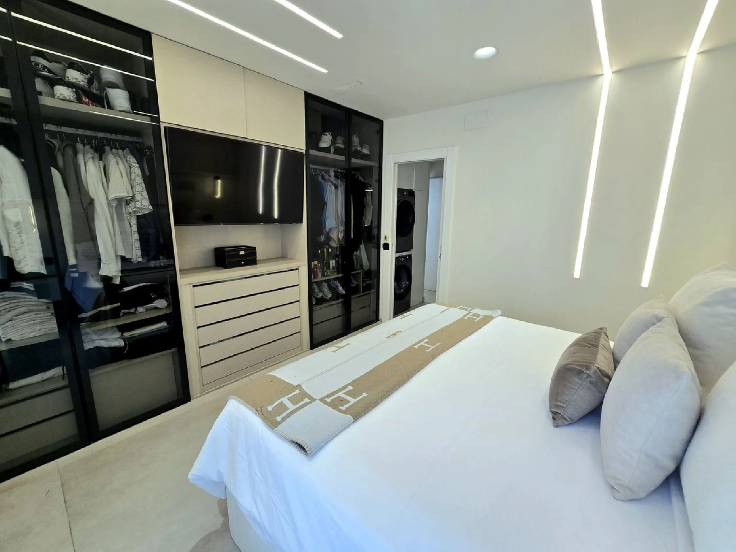 Luxury duplex penthouse with 3 terraces, private solarium and mountain views on the Costa del Sol