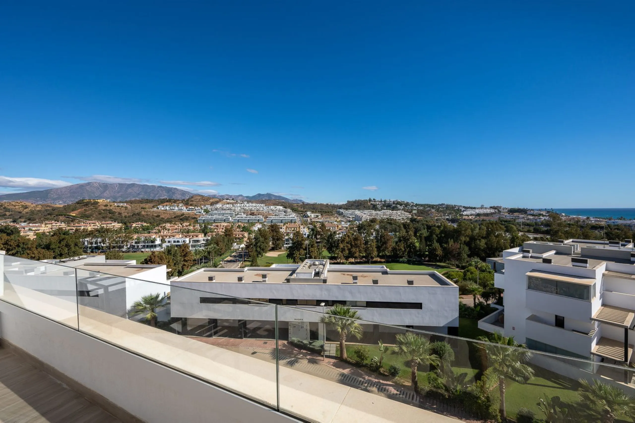 Spacious South-East Facing 4-Bedroom Apartment with Panoramic Views – Navigolf Suites, La Cala de Mijas
