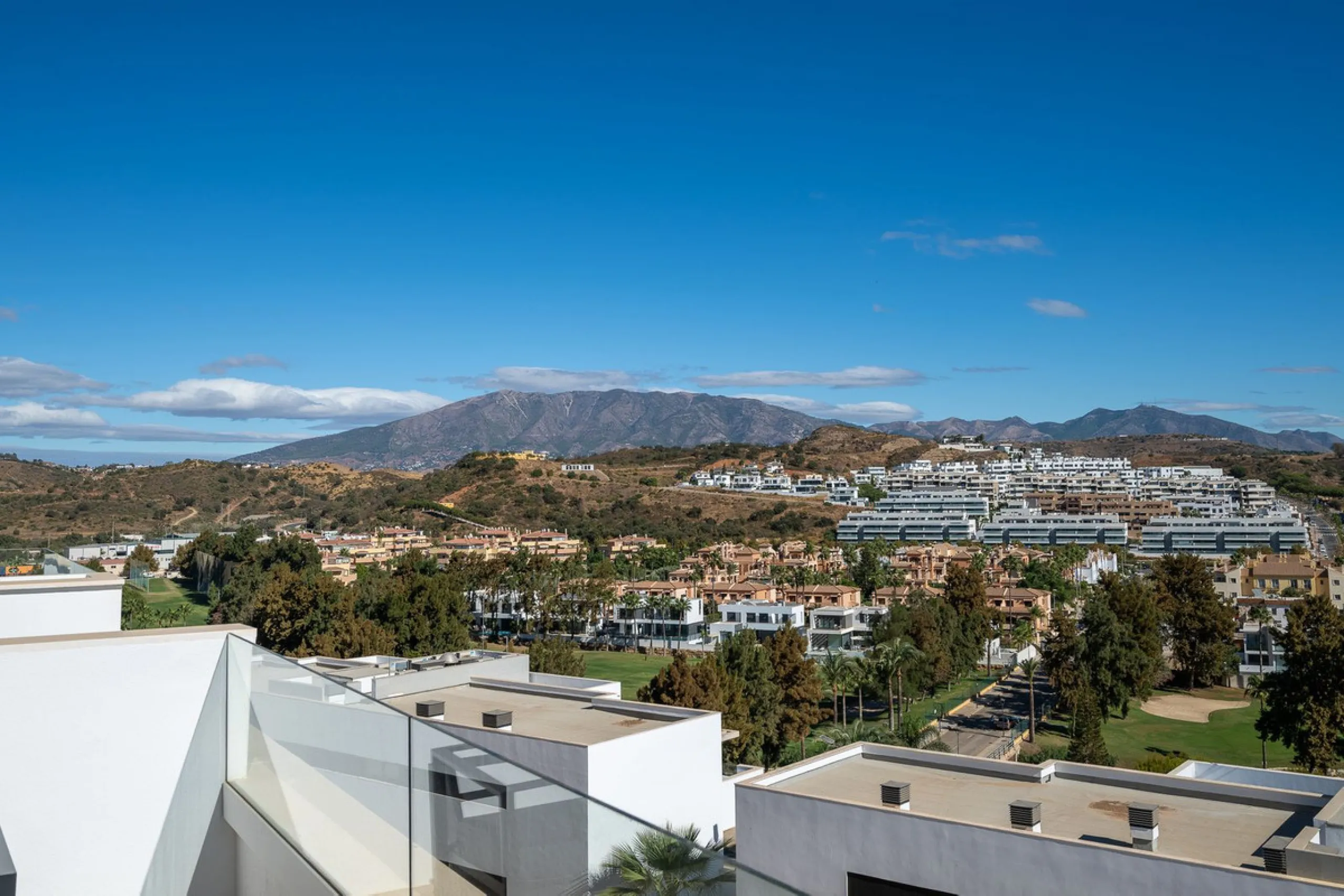 Spacious South-East Facing 4-Bedroom Apartment with Panoramic Views – Navigolf Suites, La Cala de Mijas