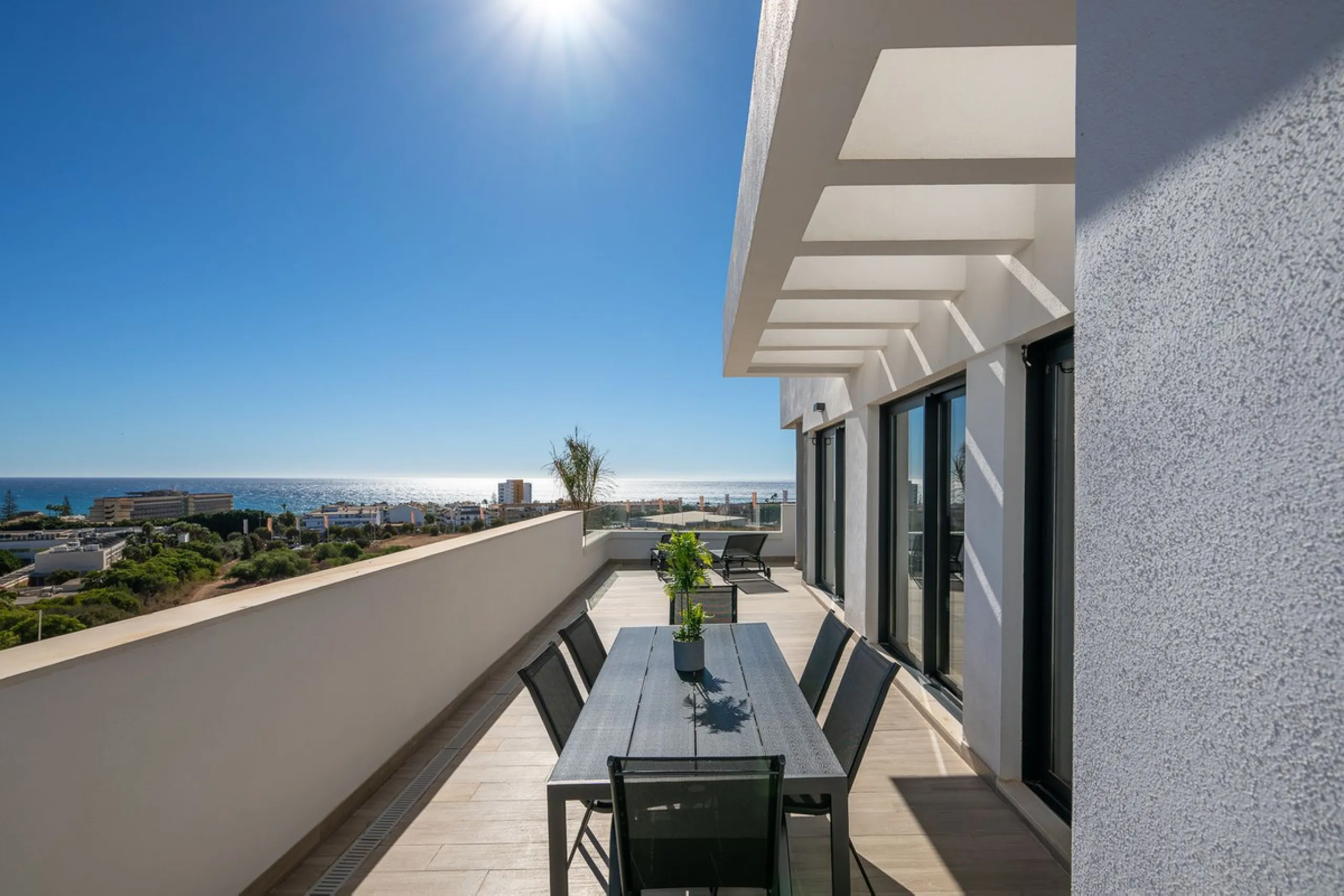Spacious South-East Facing 4-Bedroom Apartment with Panoramic Views – Navigolf Suites, La Cala de Mijas