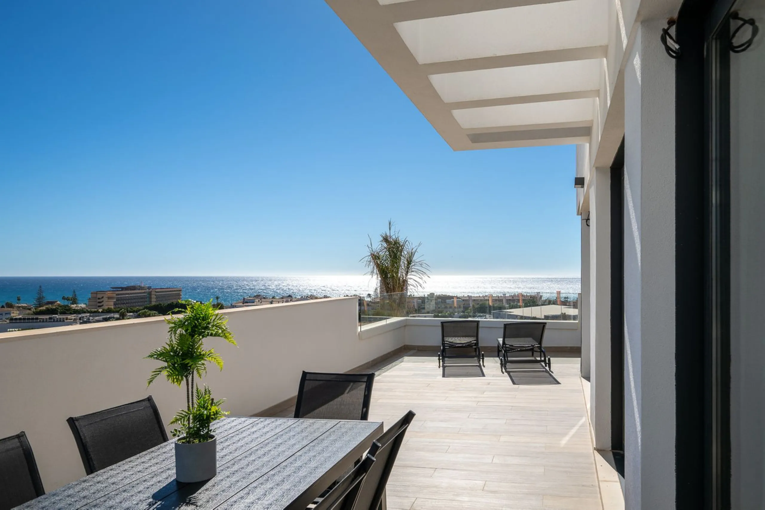 Spacious South-East Facing 4-Bedroom Apartment with Panoramic Views – Navigolf Suites, La Cala de Mijas