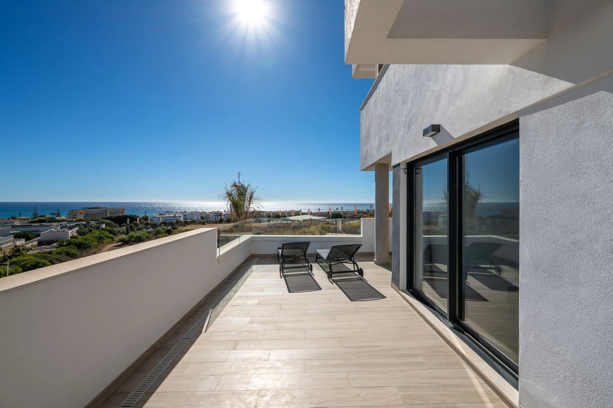 Spacious South-East Facing 4-Bedroom Apartment with Panoramic Views – Navigolf Suites, La Cala de Mijas