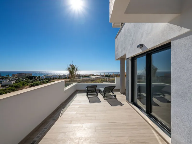 Spacious South-East Facing 4-Bedroom Apartment with Panoramic Views – Navigolf Suites, La Cala de Mijas