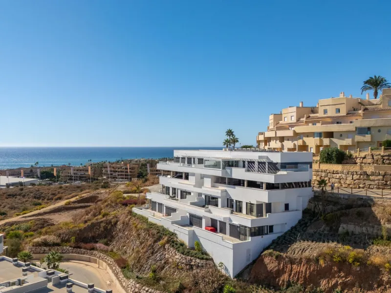 Spacious South-East Facing 4-Bedroom Apartment with Panoramic Views – Navigolf Suites, La Cala de Mijas