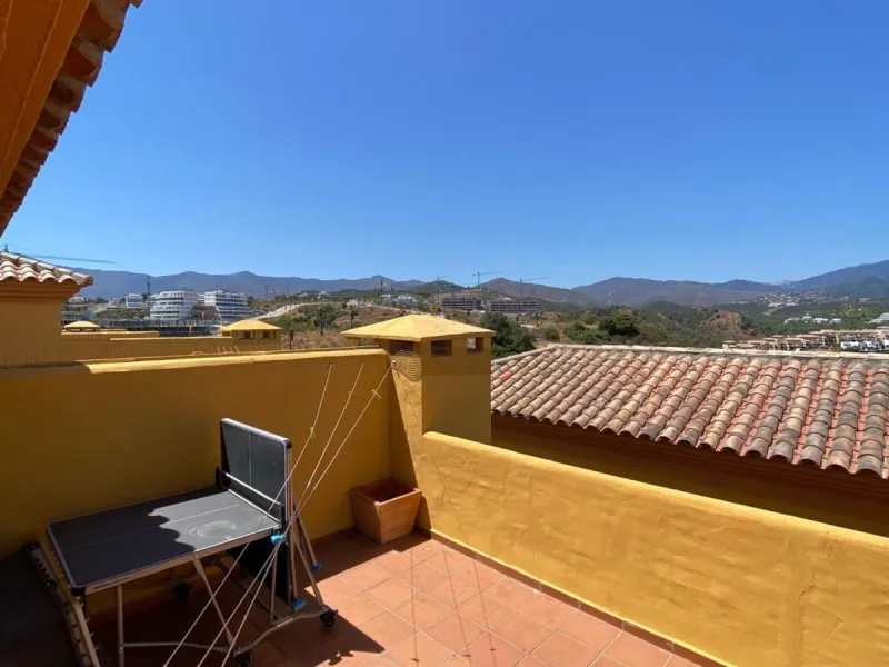 Apartment - Duplex в продаже в Estepona, Málaga. В доме 4 спален и 3 ванных комнат. Площадь дома 160 м²