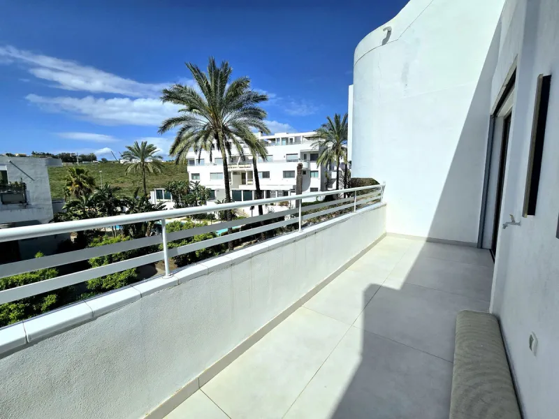 Luxury duplex penthouse with 3 terraces, private solarium and mountain views on the Costa del Sol