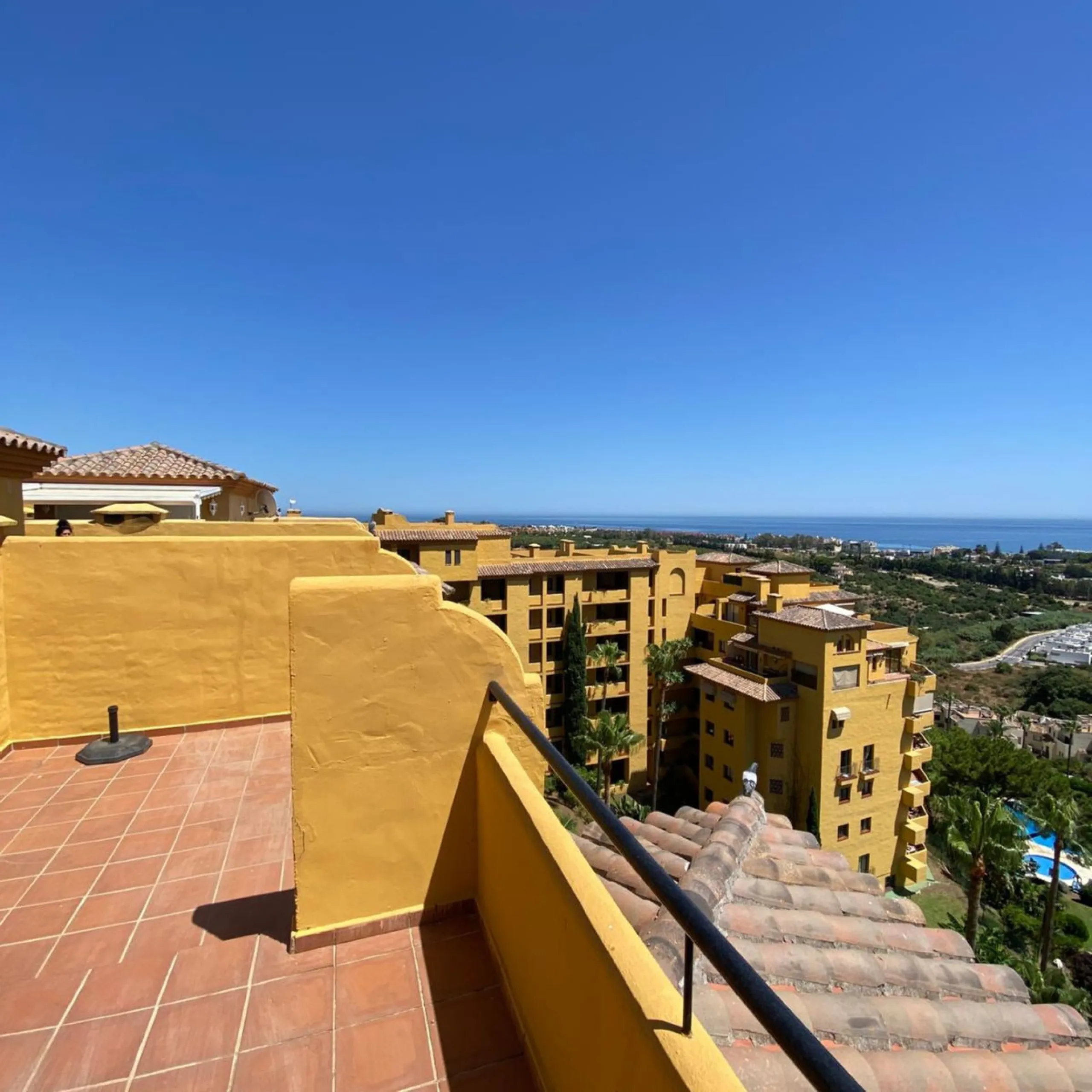 Apartment - Duplex в продаже в Estepona, Málaga. В доме 4 спален и 3 ванных комнат. Площадь дома 160 м²
