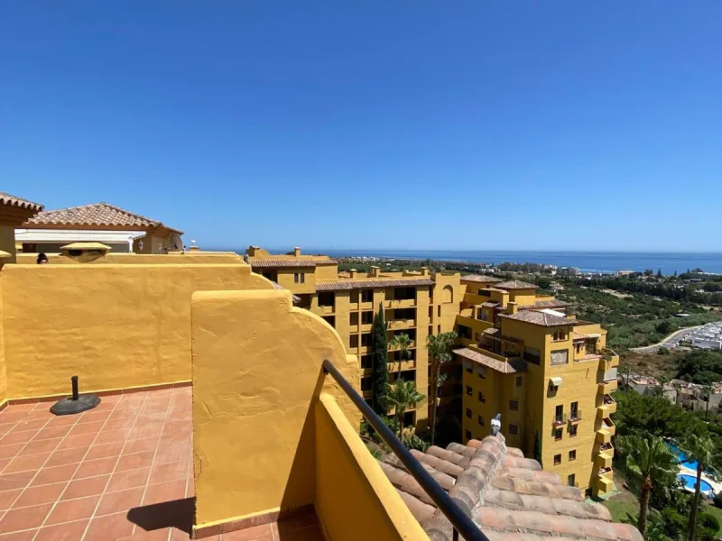 Apartment - Duplex в продаже в Estepona, Málaga. В доме 4 спален и 3 ванных комнат. Площадь дома 160 м²