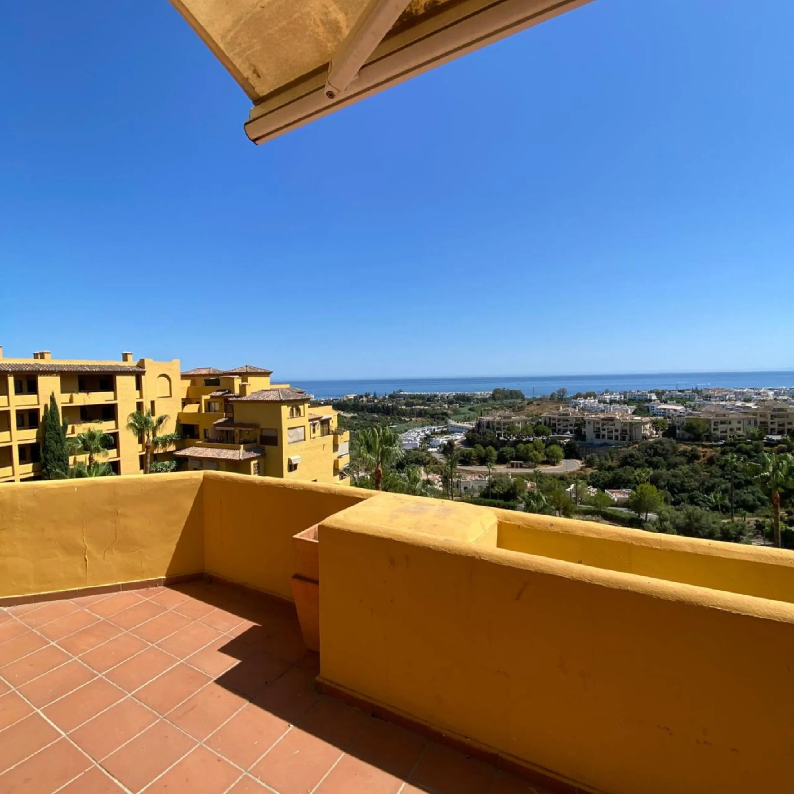 Apartment - Duplex в продаже в Estepona, Málaga. В доме 4 спален и 3 ванных комнат. Площадь дома 160 м²