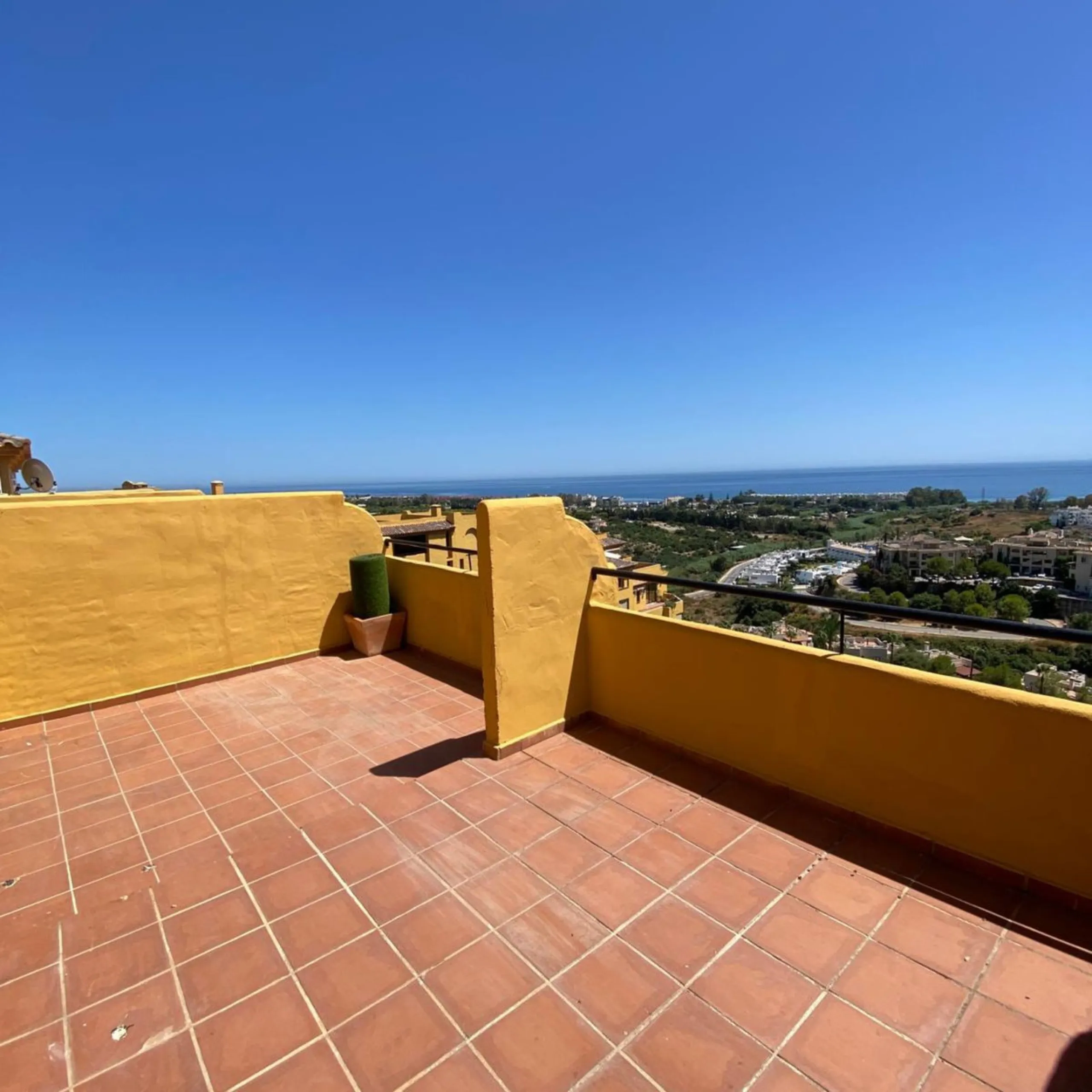 Apartment - Duplex в продаже в Estepona, Málaga. В доме 4 спален и 3 ванных комнат. Площадь дома 160 м²