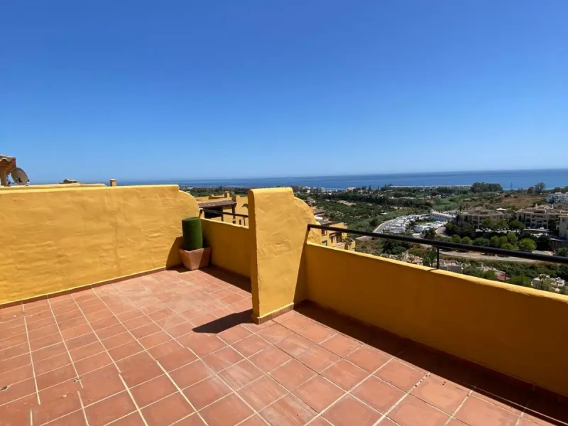 Apartment - Duplex в продаже в Estepona, Málaga. В доме 4 спален и 3 ванных комнат. Площадь дома 160 м²