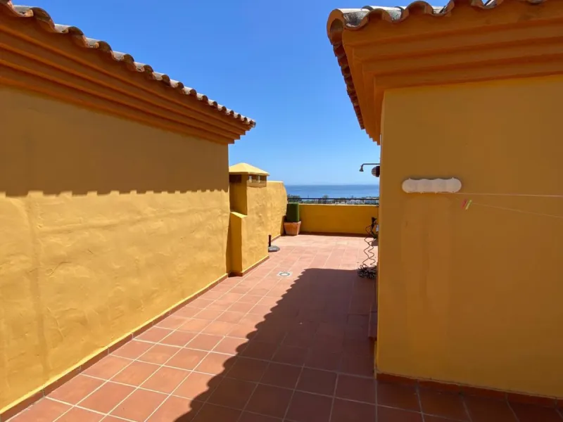 Apartment - Duplex в продаже в Estepona, Málaga. В доме 4 спален и 3 ванных комнат. Площадь дома 160 м²