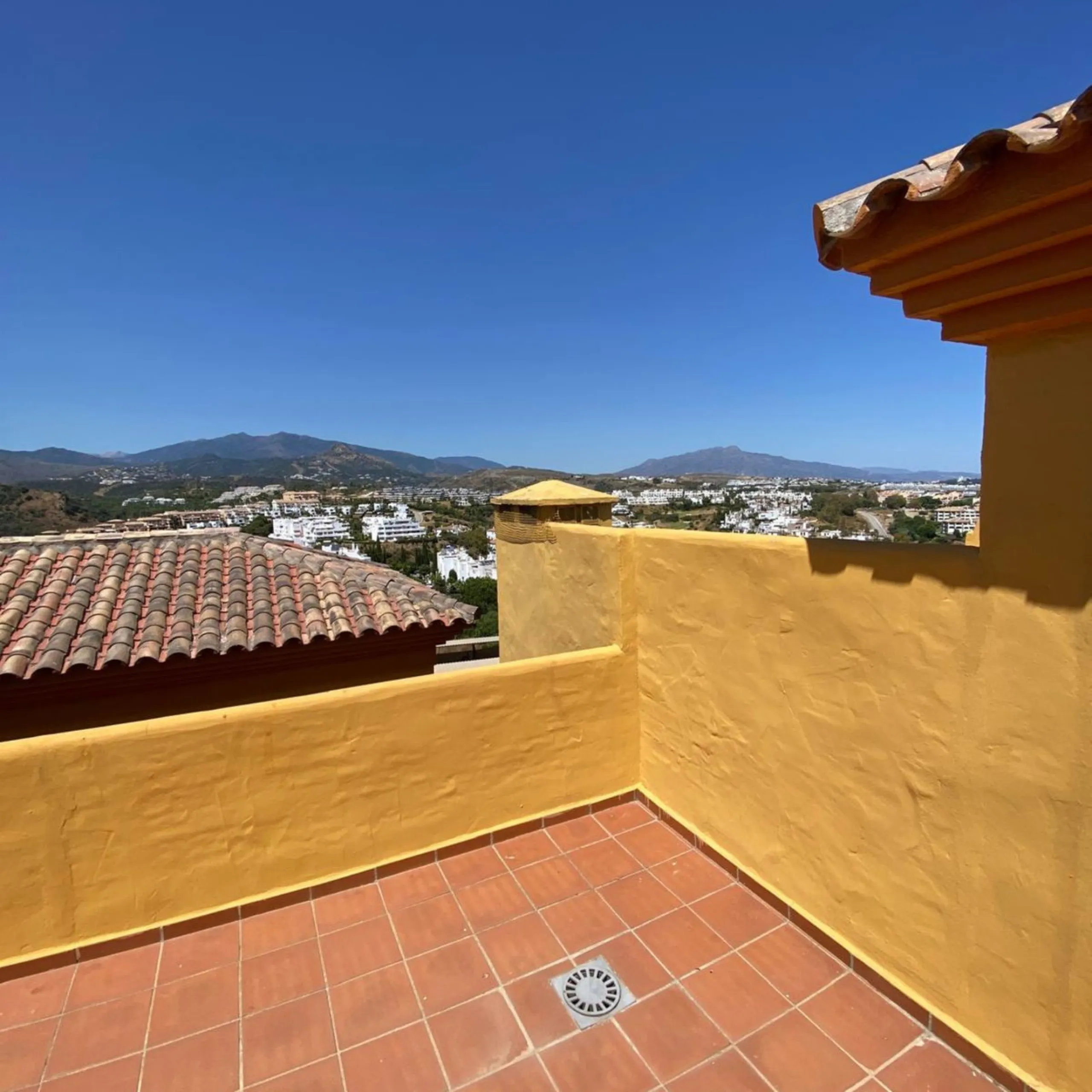 Apartment - Duplex в продаже в Estepona, Málaga. В доме 4 спален и 3 ванных комнат. Площадь дома 160 м²