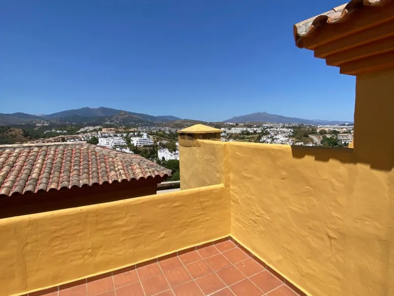 Apartment - Duplex в продаже в Estepona, Málaga. В доме 4 спален и 3 ванных комнат. Площадь дома 160 м²