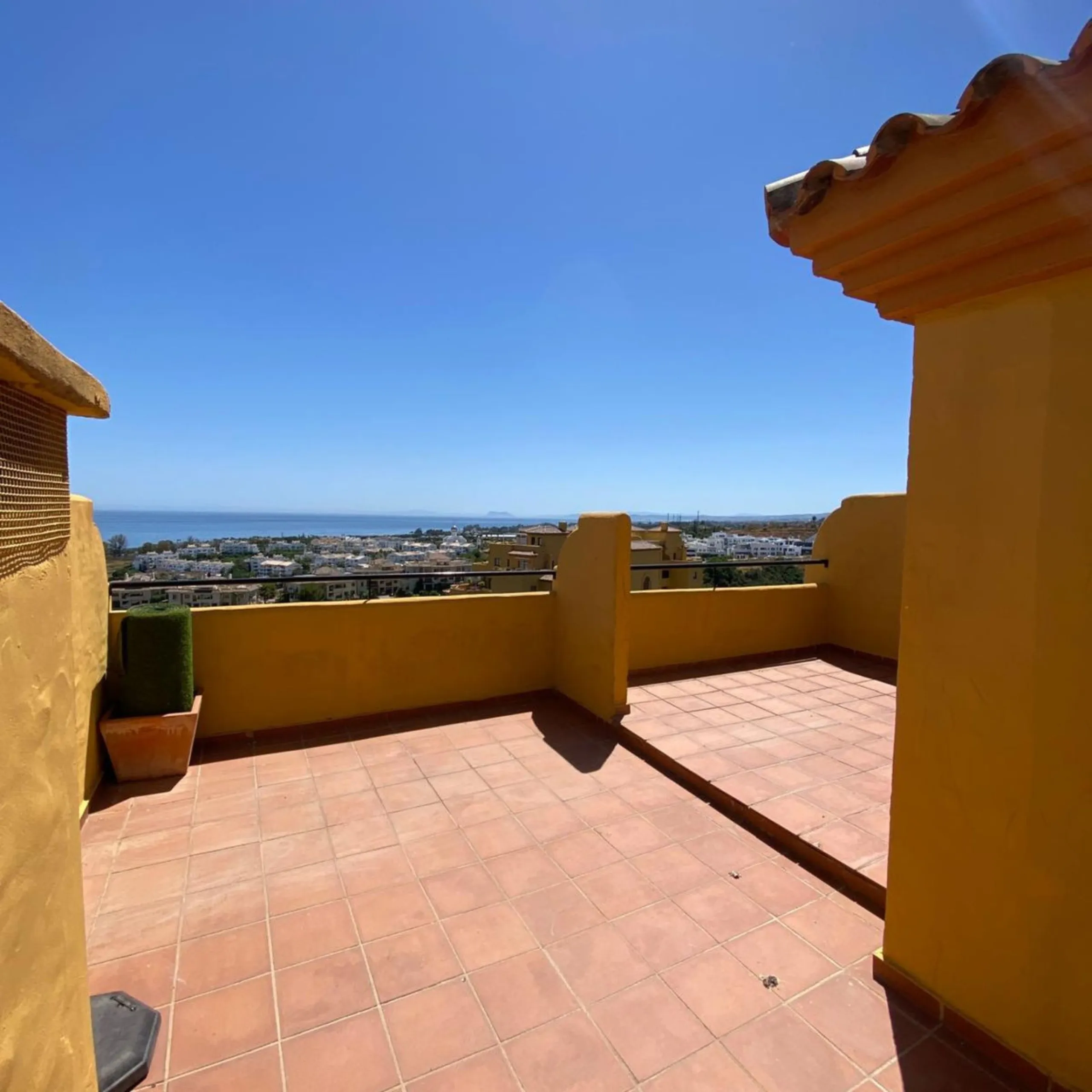 Apartment - Duplex в продаже в Estepona, Málaga. В доме 4 спален и 3 ванных комнат. Площадь дома 160 м²