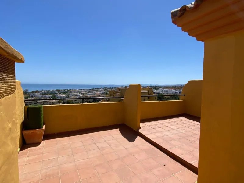 Apartment - Duplex в продаже в Estepona, Málaga. В доме 4 спален и 3 ванных комнат. Площадь дома 160 м²