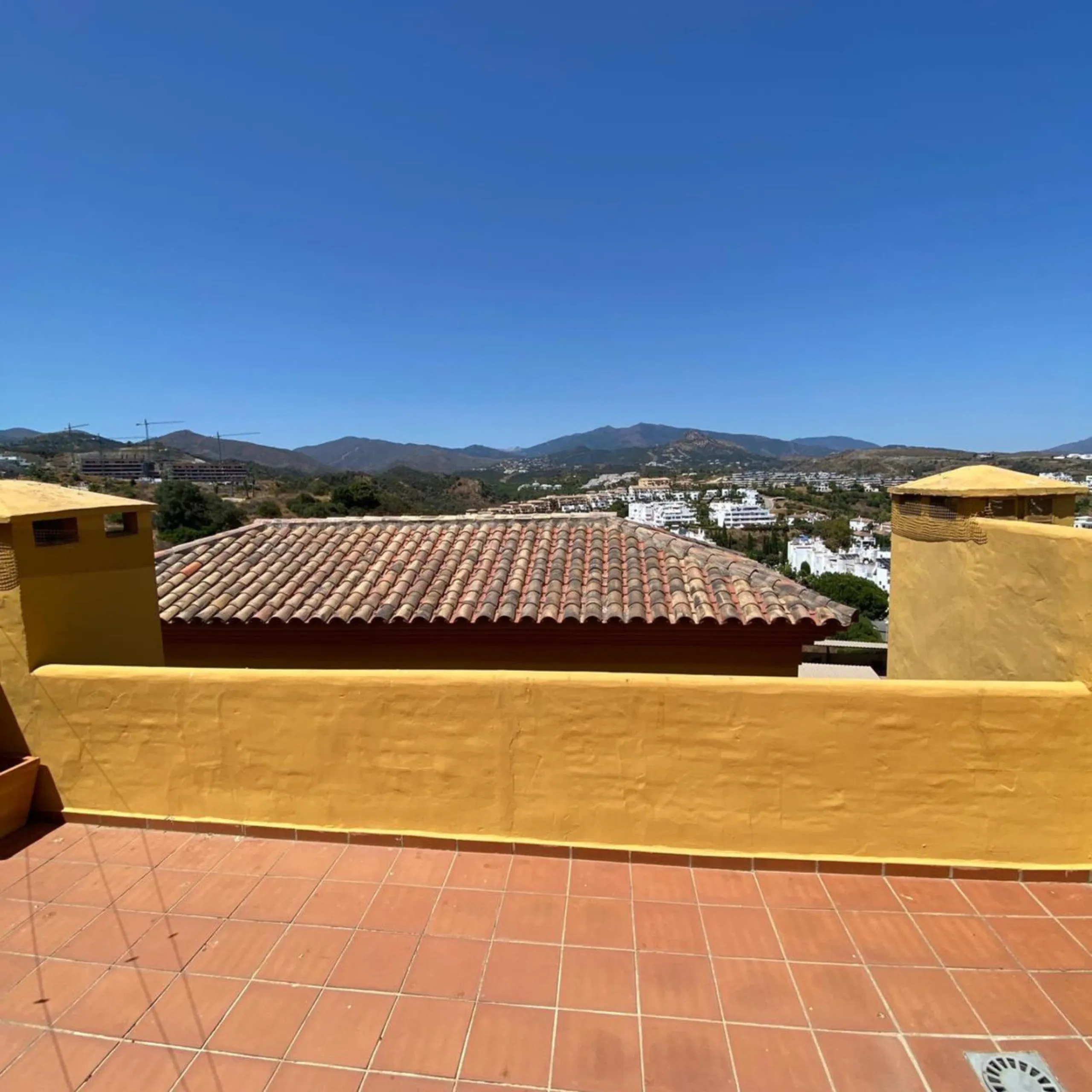 Apartment - Duplex в продаже в Estepona, Málaga. В доме 4 спален и 3 ванных комнат. Площадь дома 160 м²