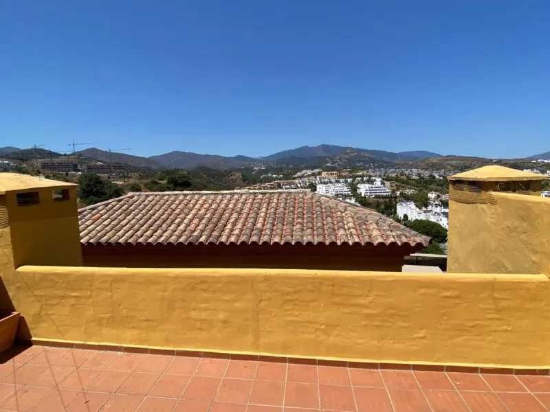 Apartment - Duplex в продаже в Estepona, Málaga. В доме 4 спален и 3 ванных комнат. Площадь дома 160 м²