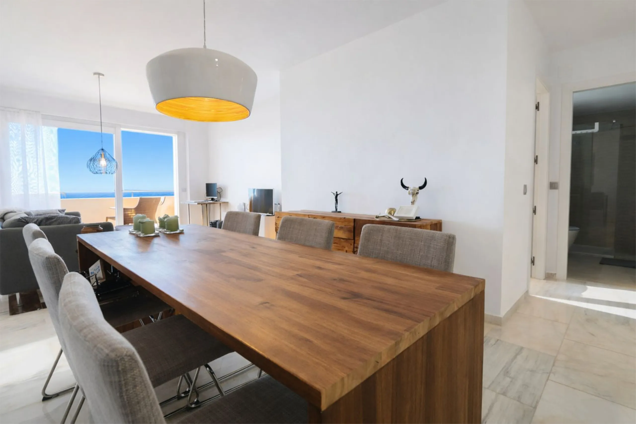 Diese attraktive Wohnung wurde von den jetzigen Eigentümern in neuwertigem Zustand renoviert mit neuen Türen, Badezimmern und einer modernen Küche. Sie befindet sich in einem der besten Südlagen des Komplexes. Ein Besichtigungstermin ist unbedingt erforderlich im oberen Teil