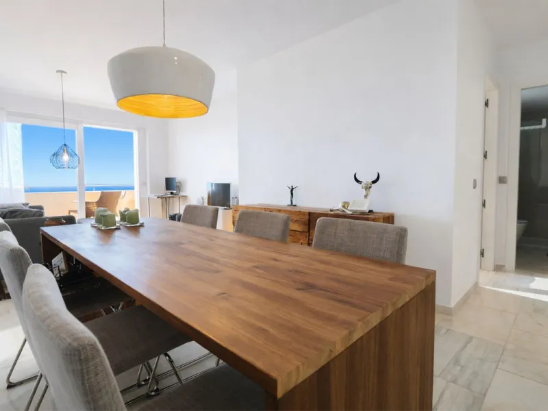 Diese attraktive Wohnung wurde von den jetzigen Eigentümern in neuwertigem Zustand renoviert mit neuen Türen, Badezimmern und einer modernen Küche. Sie befindet sich in einem der besten Südlagen des Komplexes. Ein Besichtigungstermin ist unbedingt erforderlich im oberen Teil