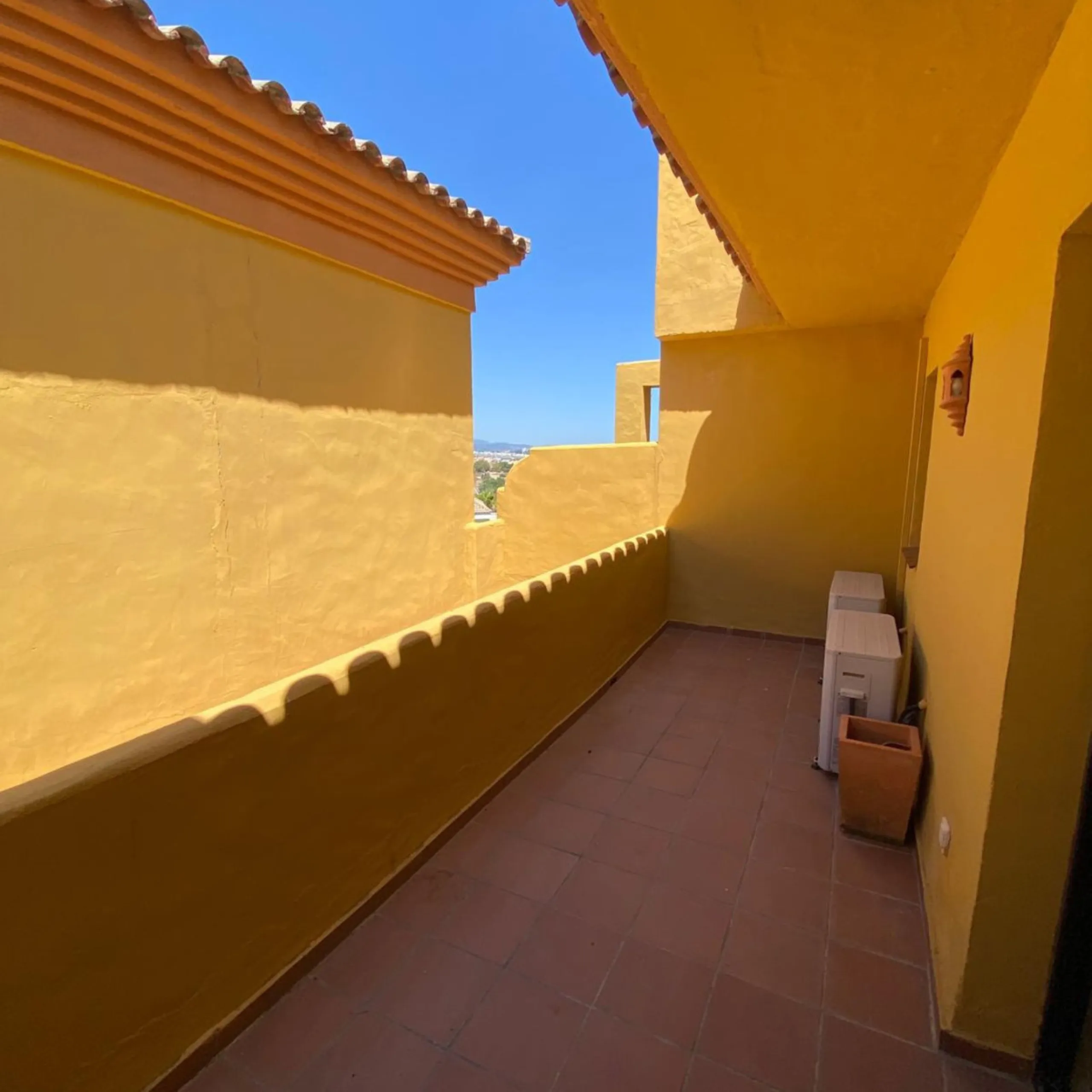 Apartment - Duplex в продаже в Estepona, Málaga. В доме 4 спален и 3 ванных комнат. Площадь дома 160 м²