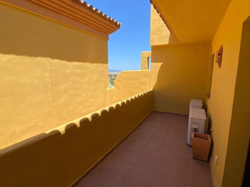 Apartment - Duplex в продаже в Estepona, Málaga. В доме 4 спален и 3 ванных комнат. Площадь дома 160 м²