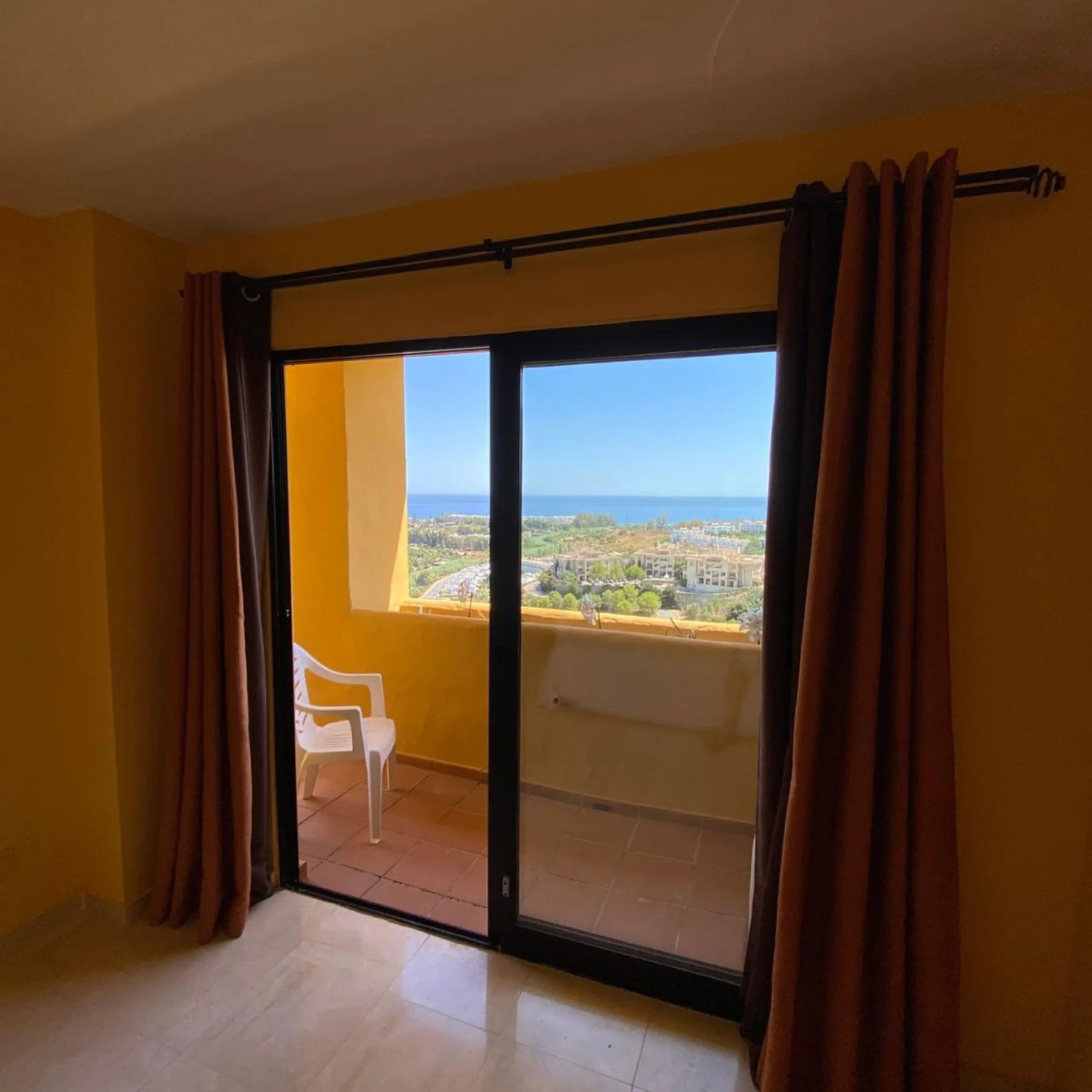 Apartment - Duplex в продаже в Estepona, Málaga. В доме 4 спален и 3 ванных комнат. Площадь дома 160 м²