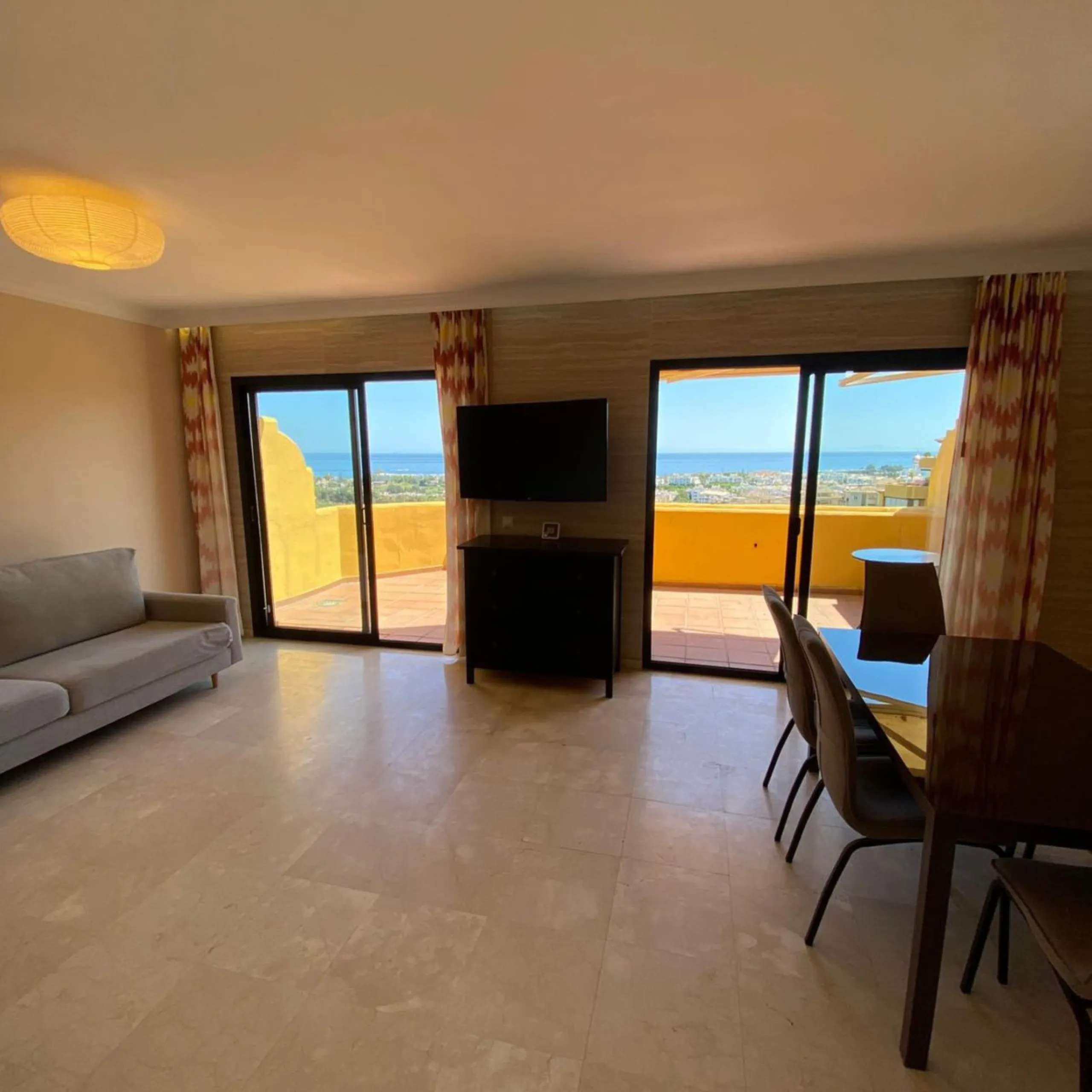 Apartment - Duplex в продаже в Estepona, Málaga. В доме 4 спален и 3 ванных комнат. Площадь дома 160 м²