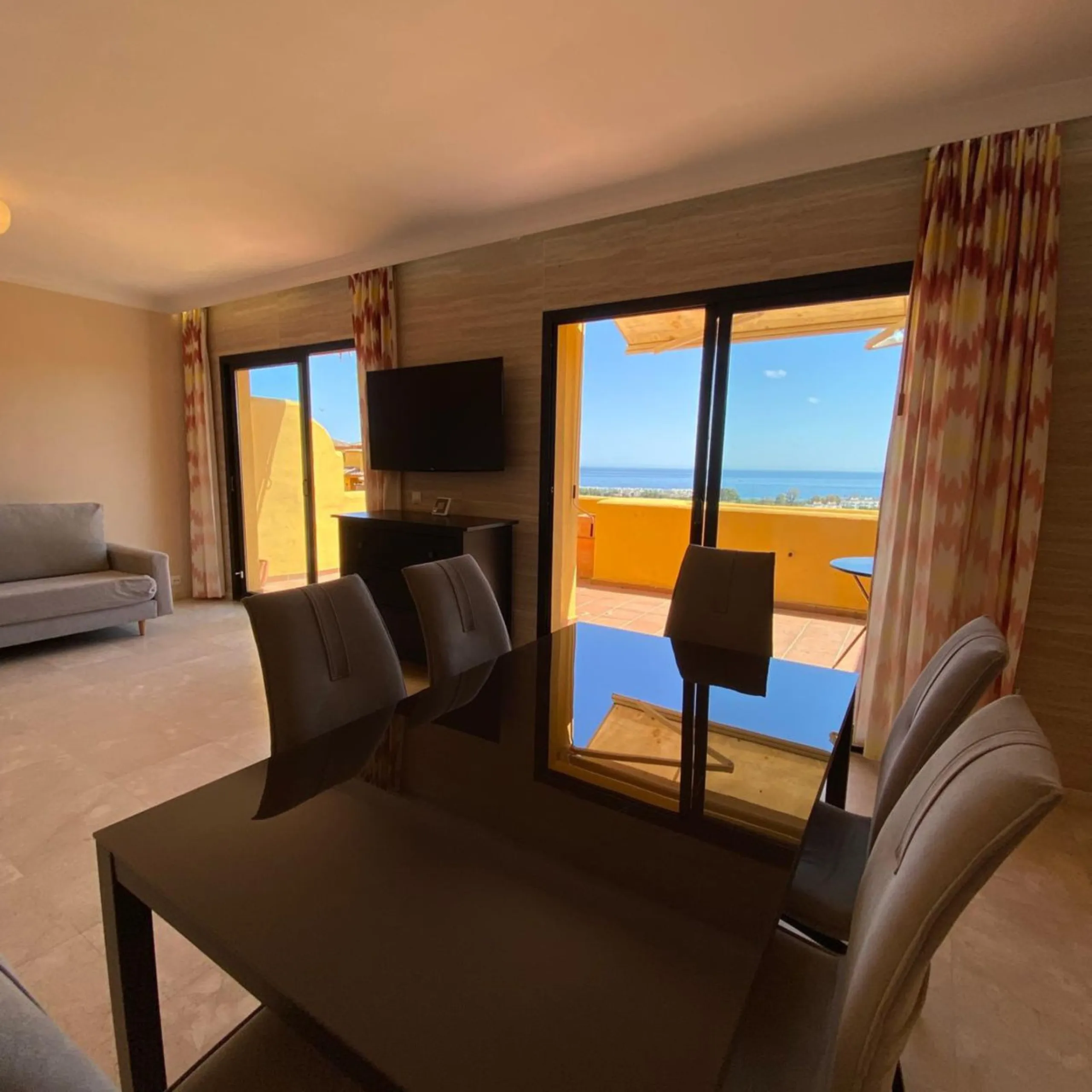 Apartment - Duplex в продаже в Estepona, Málaga. В доме 4 спален и 3 ванных комнат. Площадь дома 160 м²