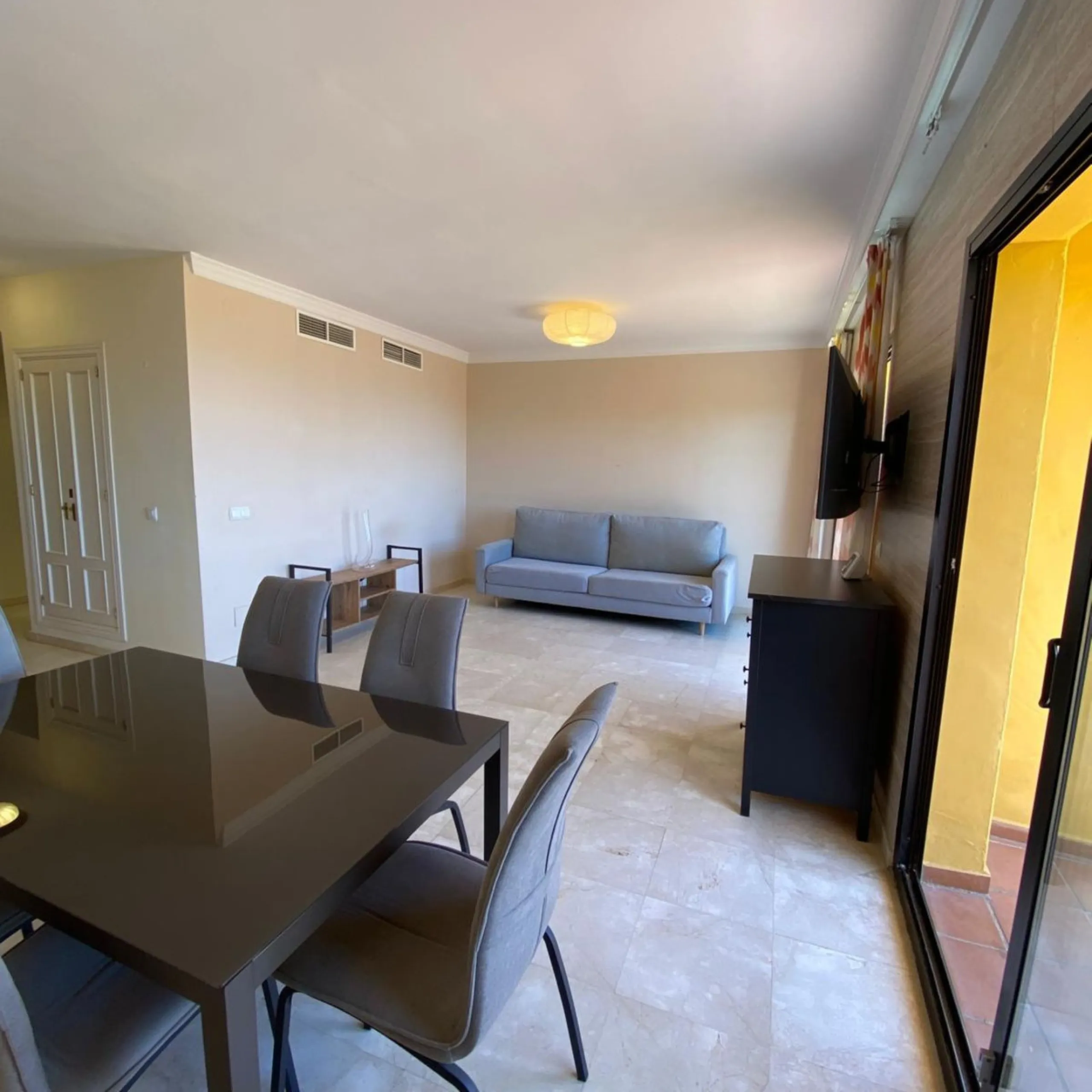 Apartment - Duplex в продаже в Estepona, Málaga. В доме 4 спален и 3 ванных комнат. Площадь дома 160 м²