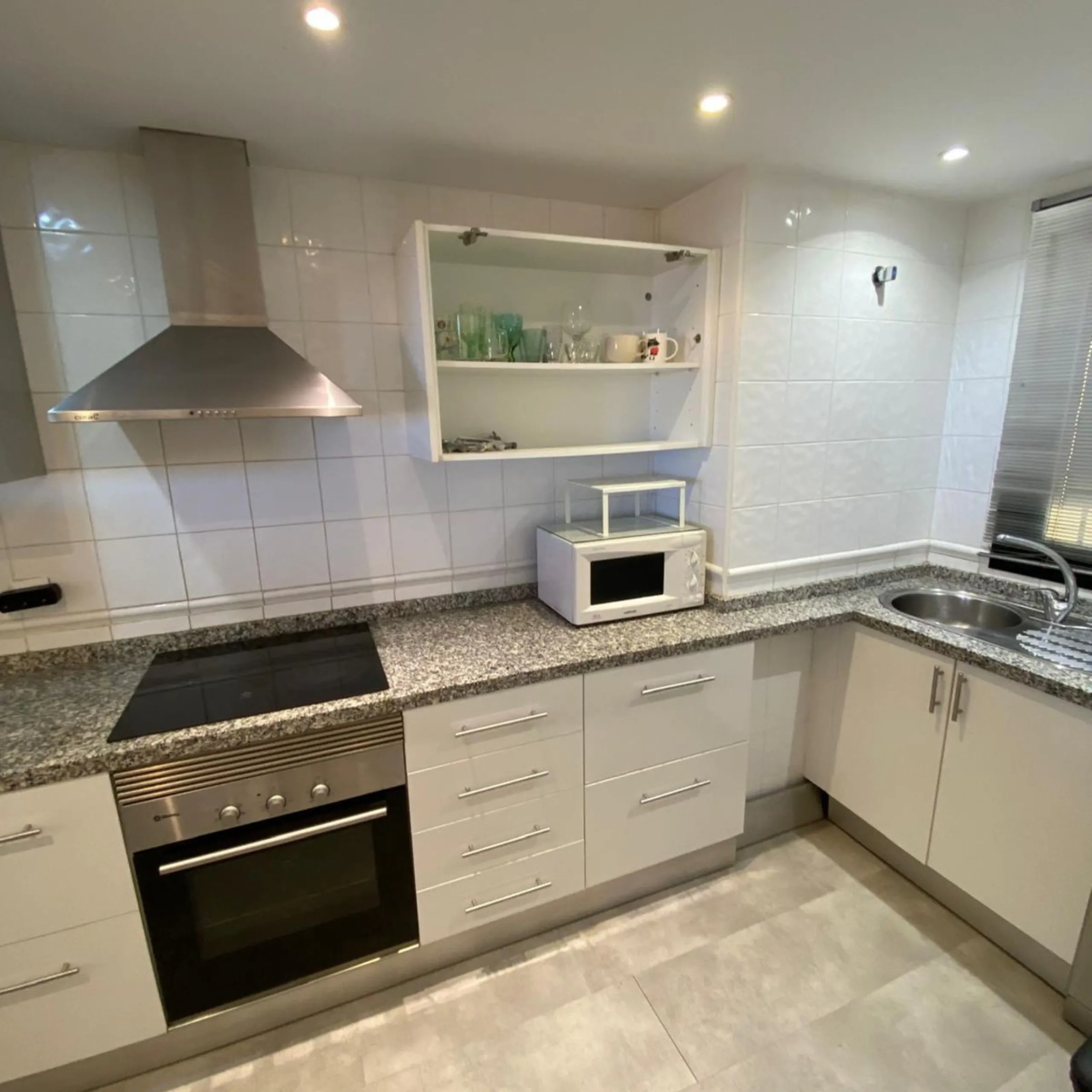 Apartment - Duplex в продаже в Estepona, Málaga. В доме 4 спален и 3 ванных комнат. Площадь дома 160 м²