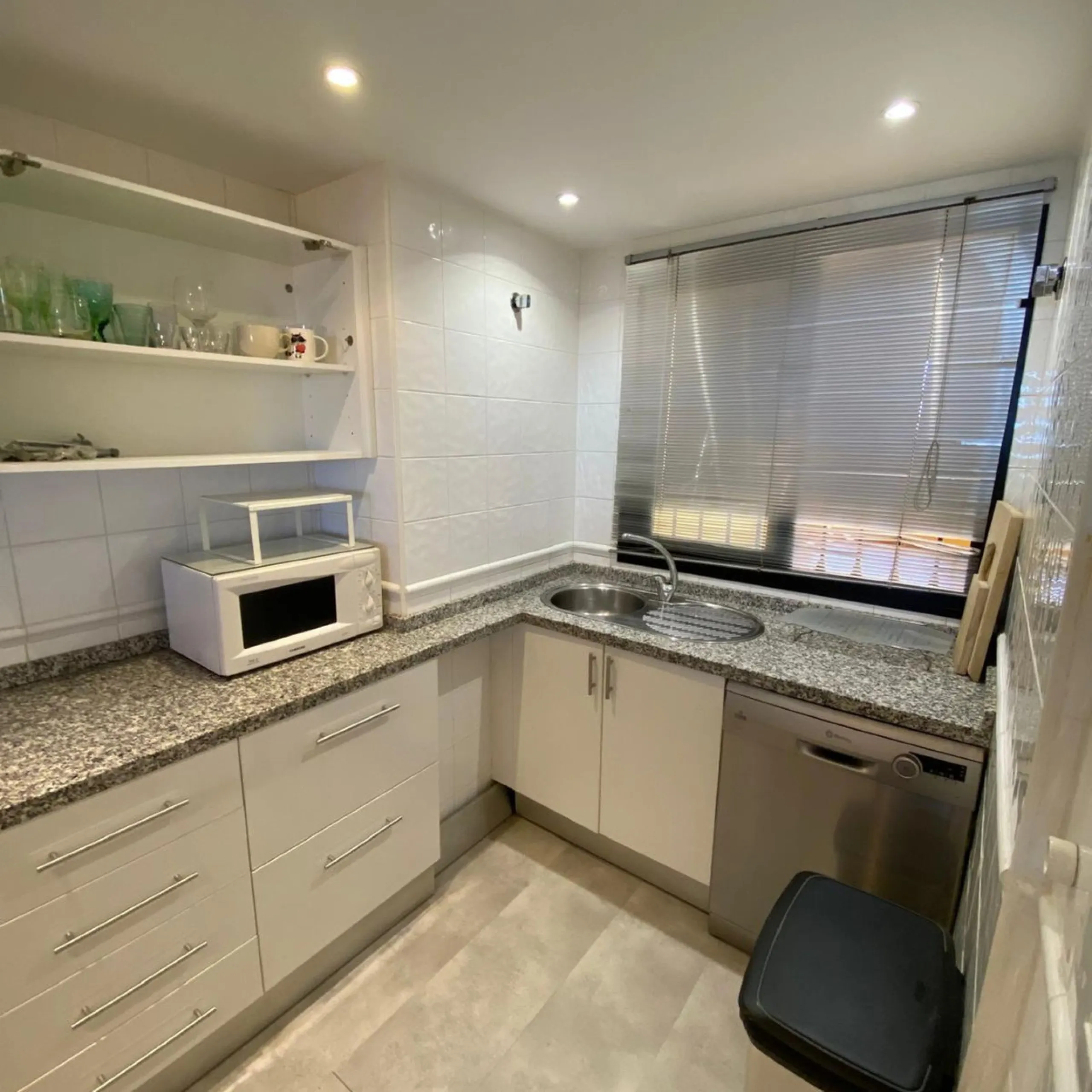 Apartment - Duplex в продаже в Estepona, Málaga. В доме 4 спален и 3 ванных комнат. Площадь дома 160 м²