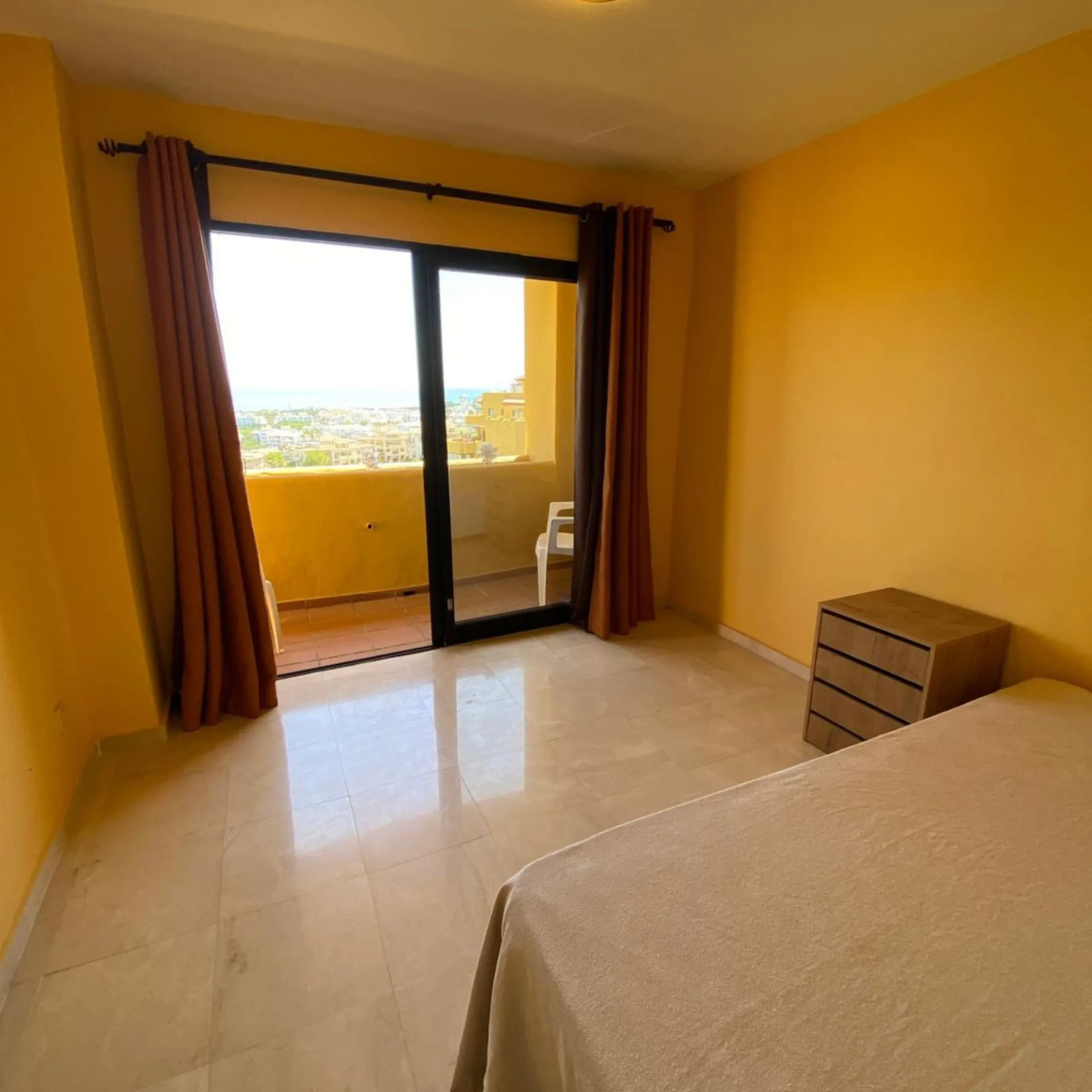 Apartment - Duplex в продаже в Estepona, Málaga. В доме 4 спален и 3 ванных комнат. Площадь дома 160 м²