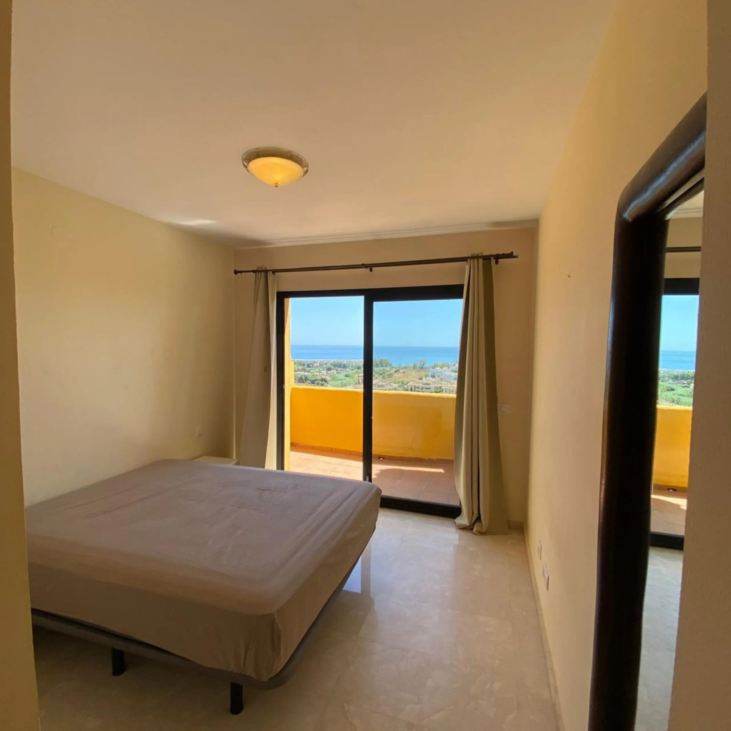 Apartment - Duplex в продаже в Estepona, Málaga. В доме 4 спален и 3 ванных комнат. Площадь дома 160 м²
