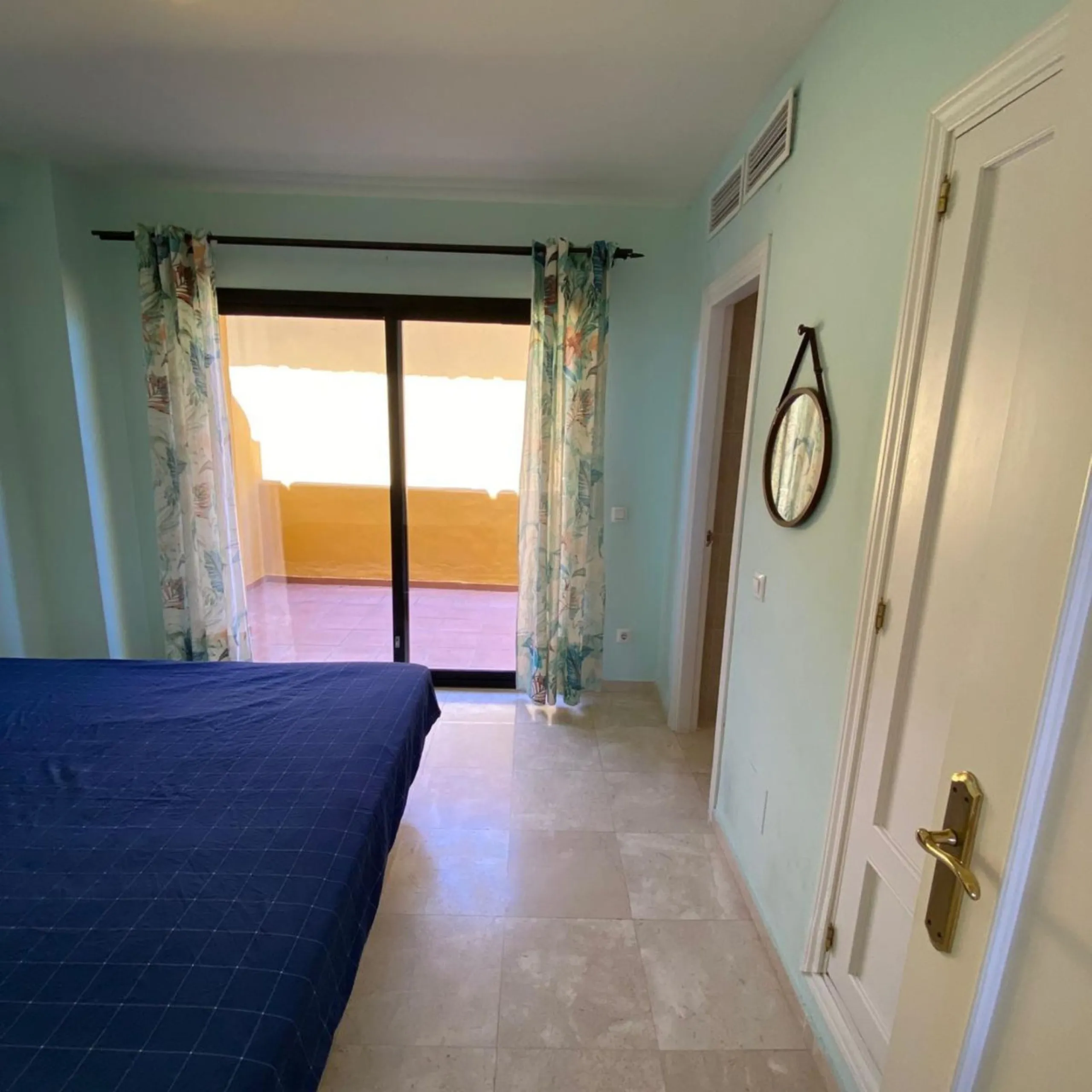 Apartment - Duplex в продаже в Estepona, Málaga. В доме 4 спален и 3 ванных комнат. Площадь дома 160 м²