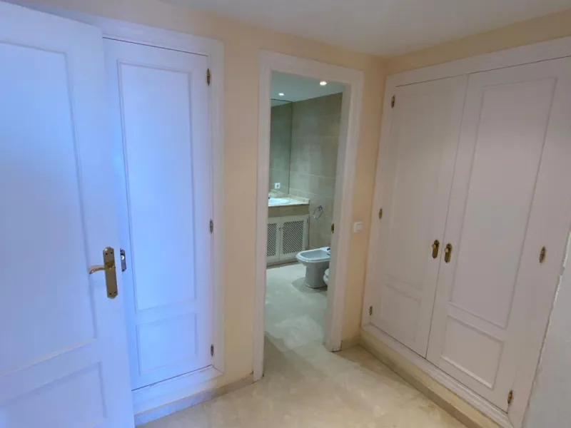 Apartment - Duplex в продаже в Estepona, Málaga. В доме 4 спален и 3 ванных комнат. Площадь дома 160 м²